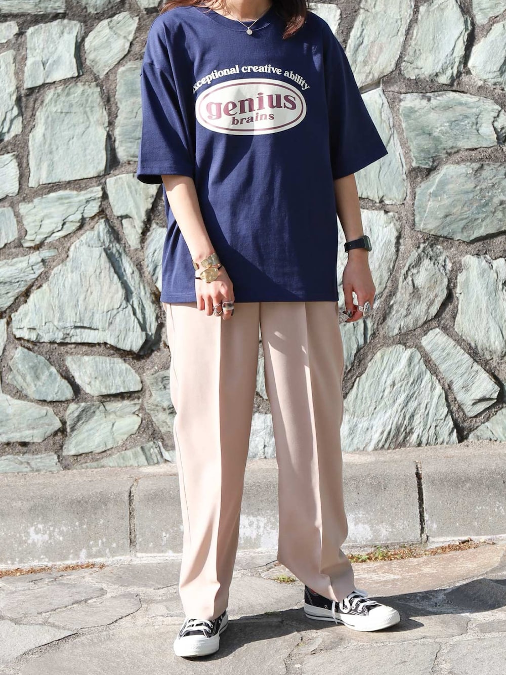 ブルー系のTシャツ/カットソー、ベージュ系のスラックス、ブラック系のスニーカーを着用したレディースの夏コーディネートの1枚目の写真