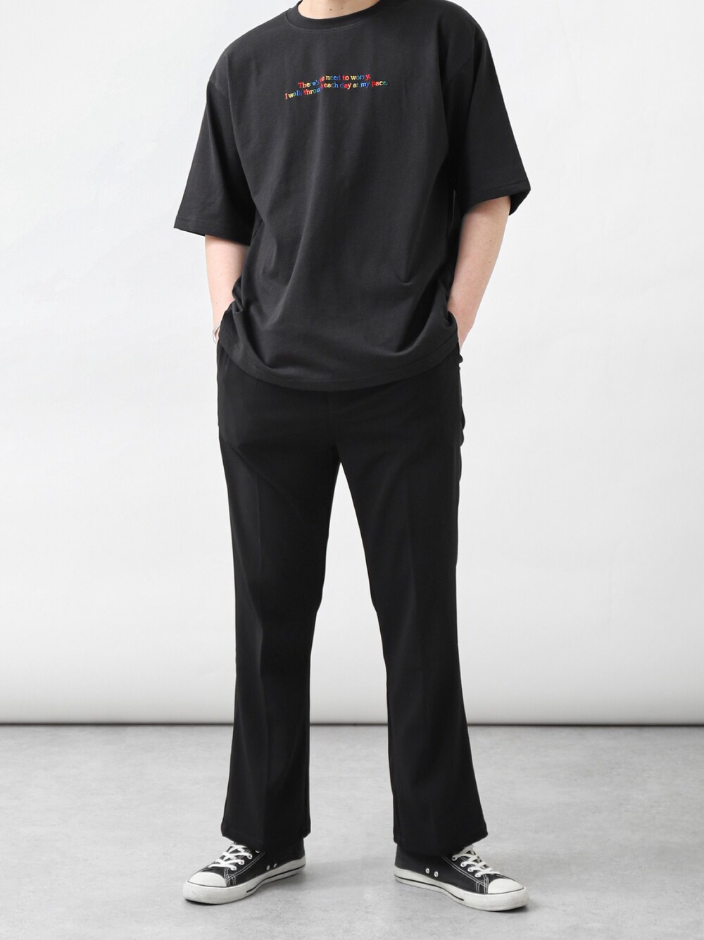 ブラック系のTシャツ/カットソー、ブラック系のスラックスを着用したメンズの夏コーディネートの1枚目の写真