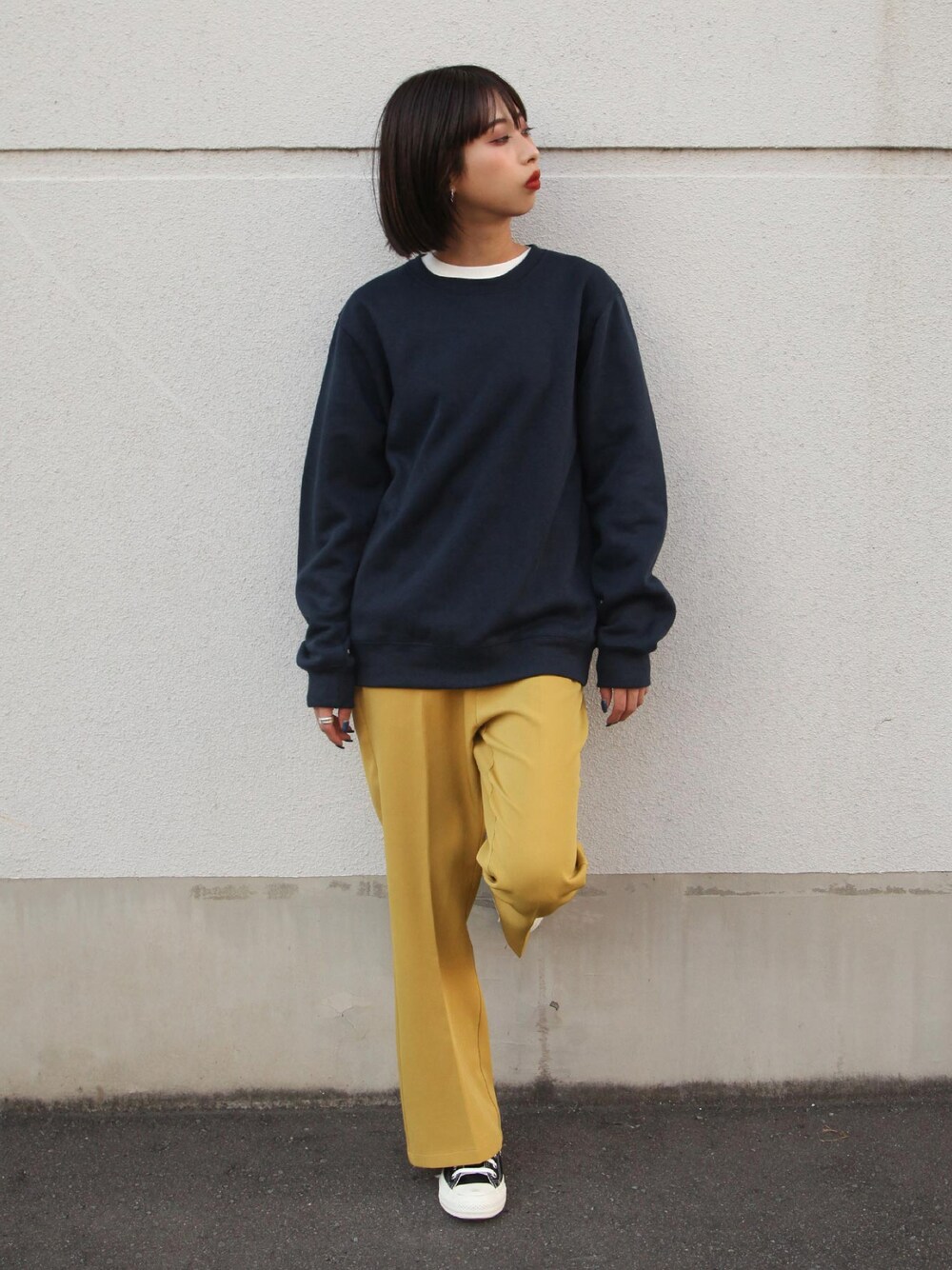 ブルー系のスウェット、ブラック系のスニーカーを着用したレディースの冬コーディネートの1枚目の写真