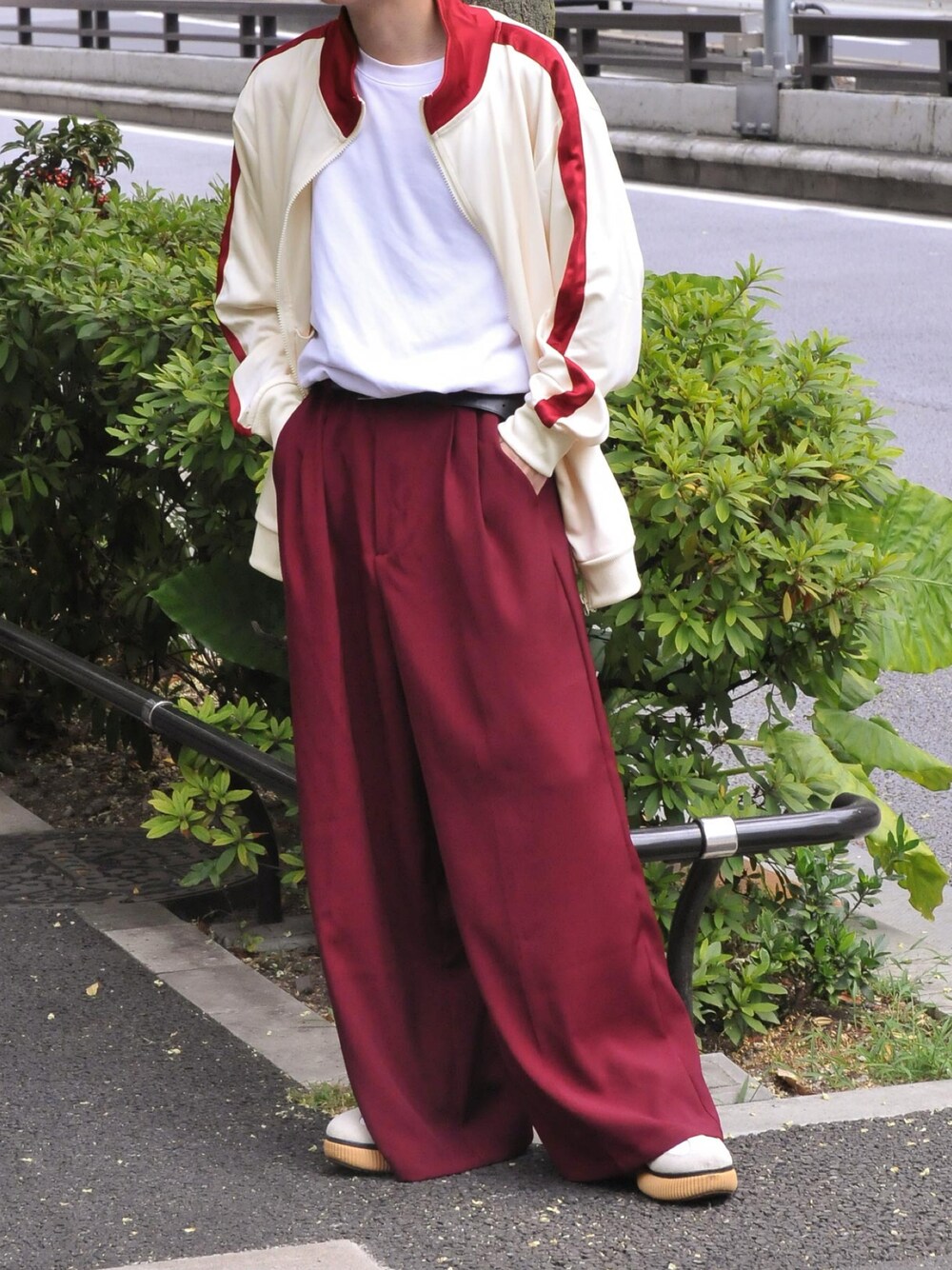 ホワイト系のTシャツ/カットソー、ホワイト系のジャージ、レッド系のスラックスを着用したメンズの夏コーディネートの1枚目の写真