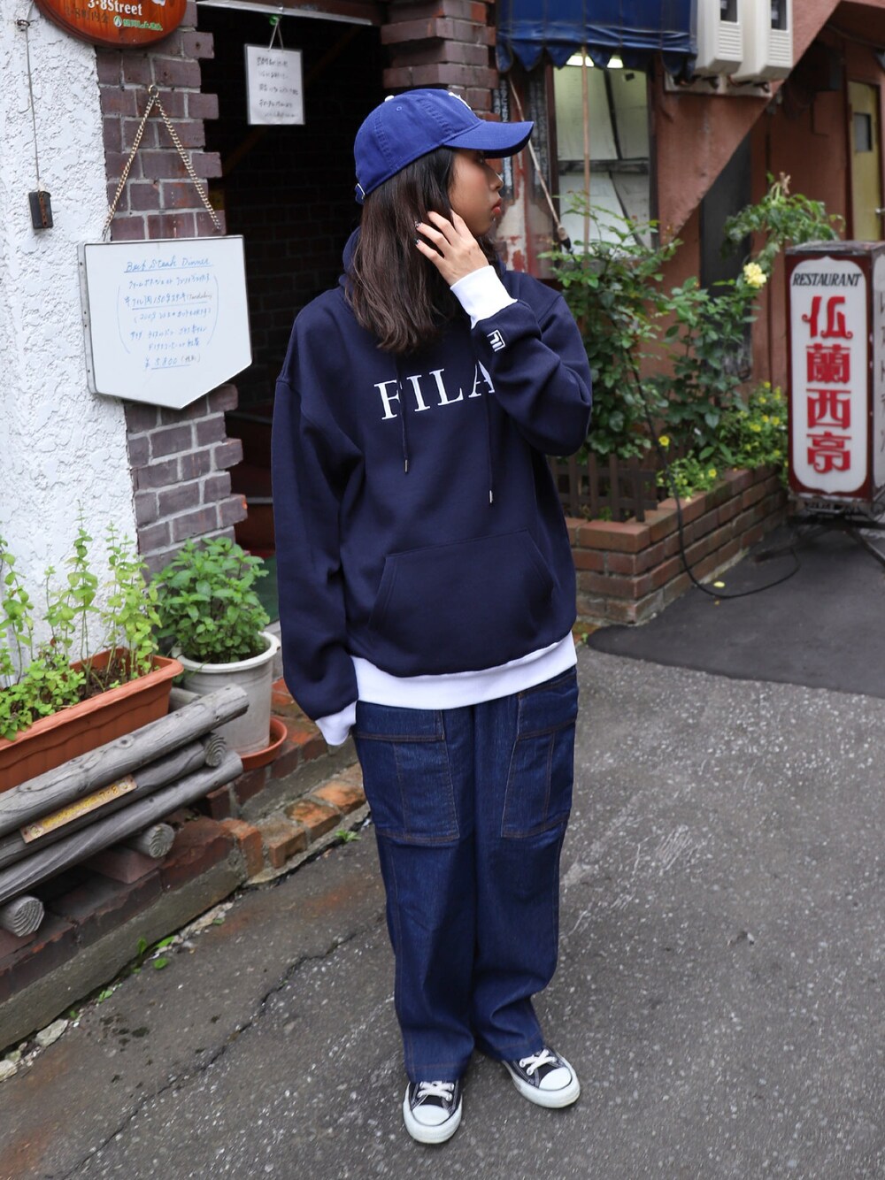 ブルー系のカーゴパンツ、ブラック系のスニーカー、ブルー系のパーカーを着用したレディースの秋コーディネートの1枚目の写真