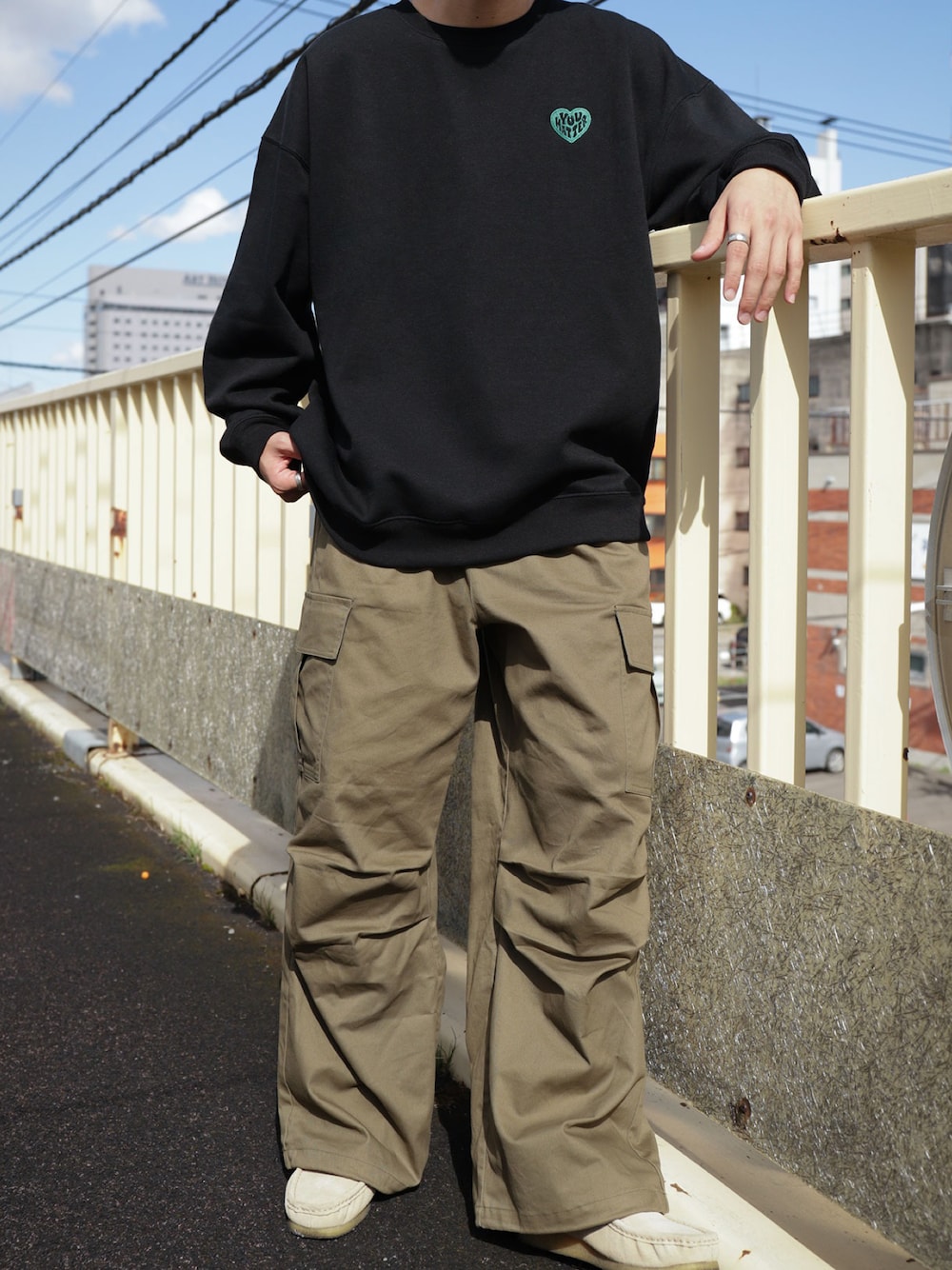 「休日コーデ、秋のコーデ、秋服、スウェット、カーゴパンツ、クラークス、ワラビー、ブラック、カーキ、ストリート、ストリートコーデ、ストリートMIX、メンズコーデ」｜「UNCORDの【UNCORD】ドローコードワイドパラシュートカーゴパンツ/M-65 vintage design Wide a parachute cargo pants（カーゴパンツ、グリーン系）」を使った、ZIP FIVE【Official】さん（メンズ・175cm）の秋コーディネートの1枚目の写真