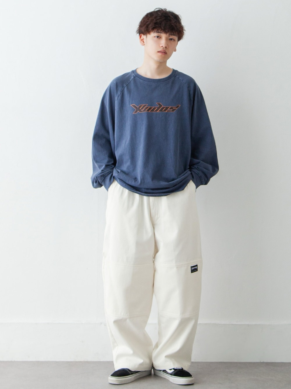 「春のNewスタイル、メンズコーデ、ストリート、春夏コーデ、ビッグシルエット、韓国ファッション、白パンツ、イージーパンツ、ロンT、ストリートコーデ、古着MIX、ootd、メンズファッション、メンズライク、outfit」｜「ZIP FIVEのヴィンテージ風ロゴラグランルーズシルエットロンT/ロングスリーブTシャツ【ピグメント加工】（Tシャツ/カットソー、ホワイト系）」を使った、ZIP FIVE【Official】さん（メンズ・175cm）の春コーディネートの1枚目の写真