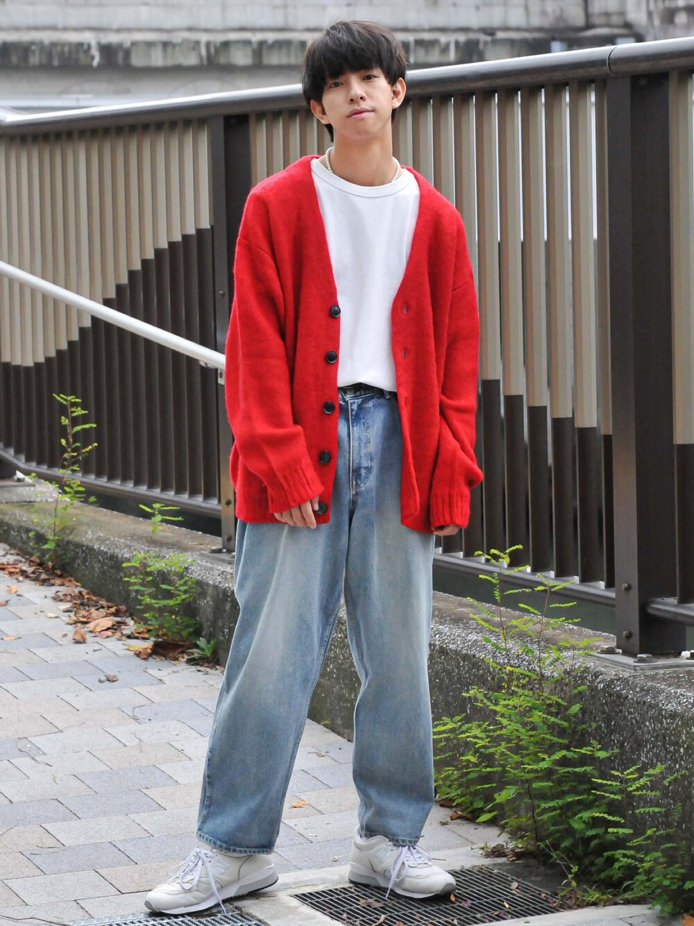 レッド系のカーディガン/ボレロ、ホワイト系のスニーカーを着用したメンズの冬コーディネートの1枚目の写真