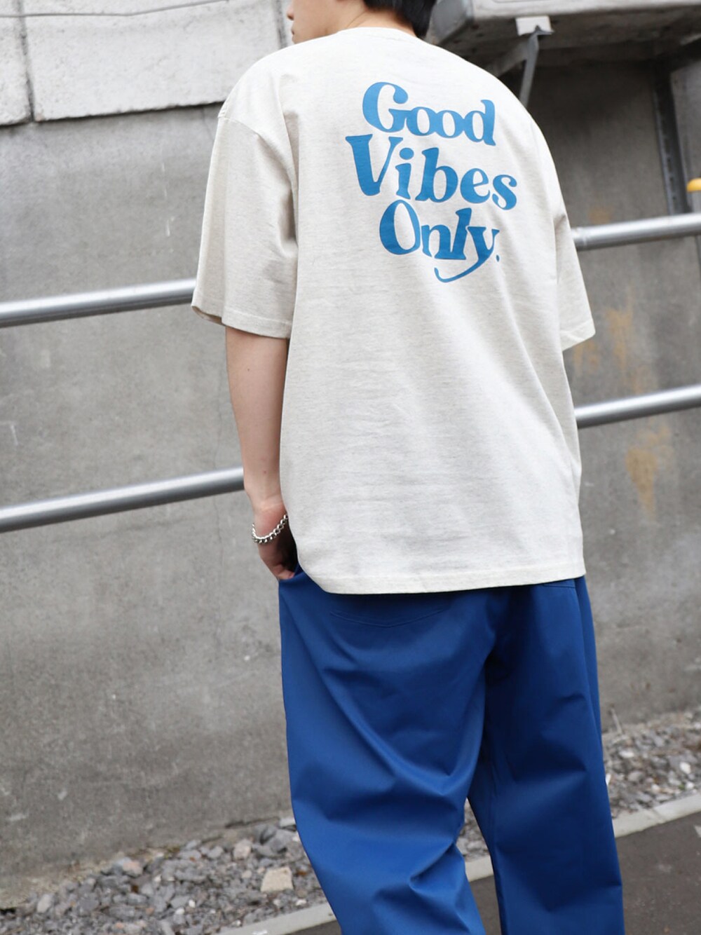 ベージュ系のTシャツ/カットソー、ブルー系のチノパンツを着用したメンズの春コーディネートの1枚目の写真