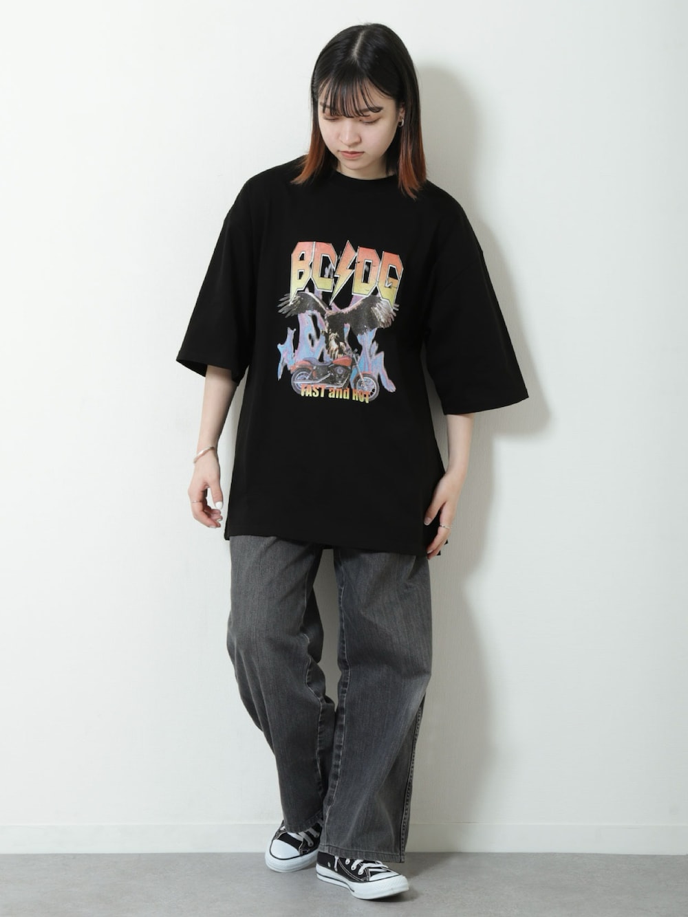 ブラック系のTシャツ/カットソー、ブラック系のデニムパンツ、ブラック系のスニーカーを着用したレディースの春コーディネートの1枚目の写真