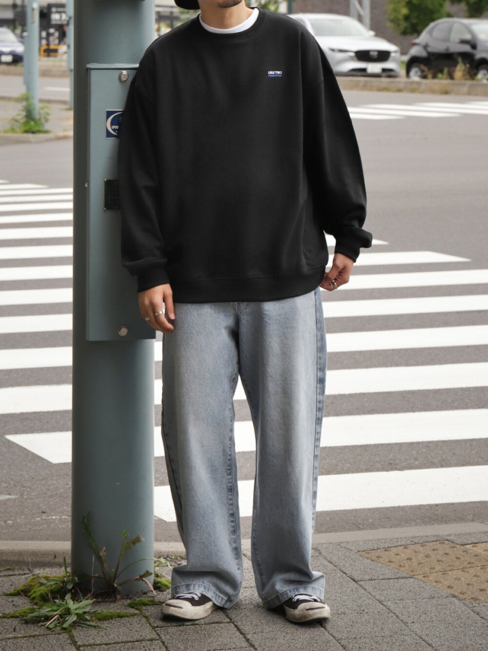 ブルー系のスウェット、ブルー系のデニムパンツを着用したメンズの秋コーディネートの1枚目の写真