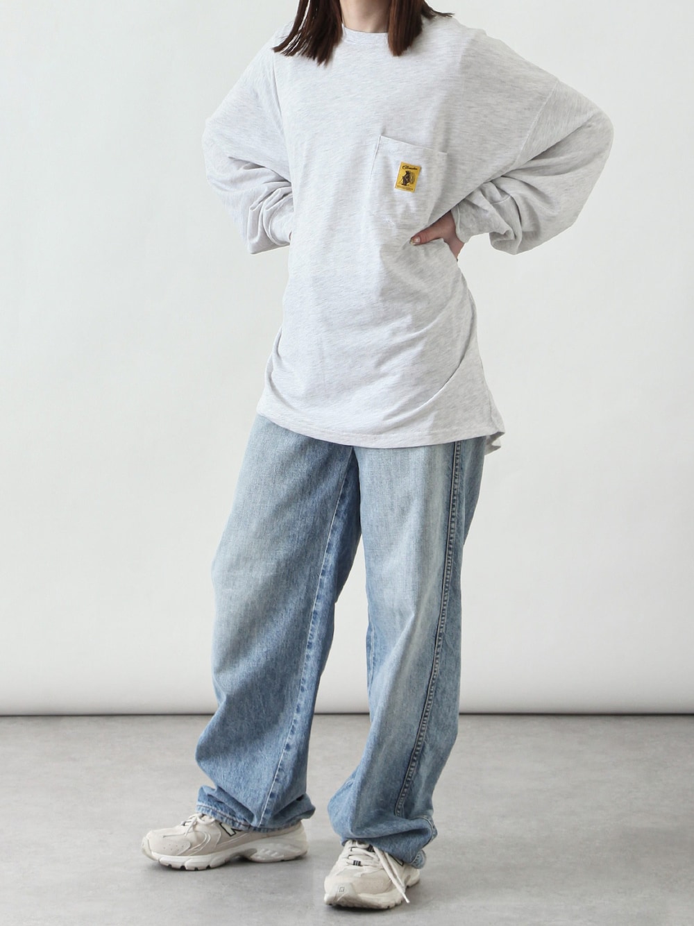 グレー系のTシャツ/カットソー、ブルー系のチノパンツ、ベージュ系のスニーカーを着用したレディースの春コーディネートの1枚目の写真