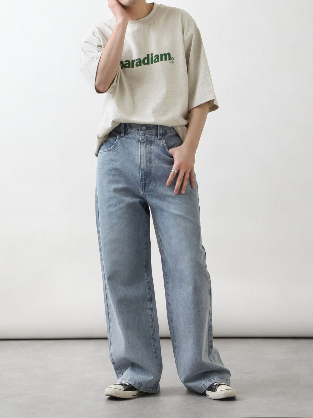 ベージュ系のTシャツ/カットソー、ブルー系のデニムパンツ、ブラック系のスニーカーを着用したメンズの春コーディネートの1枚目の写真