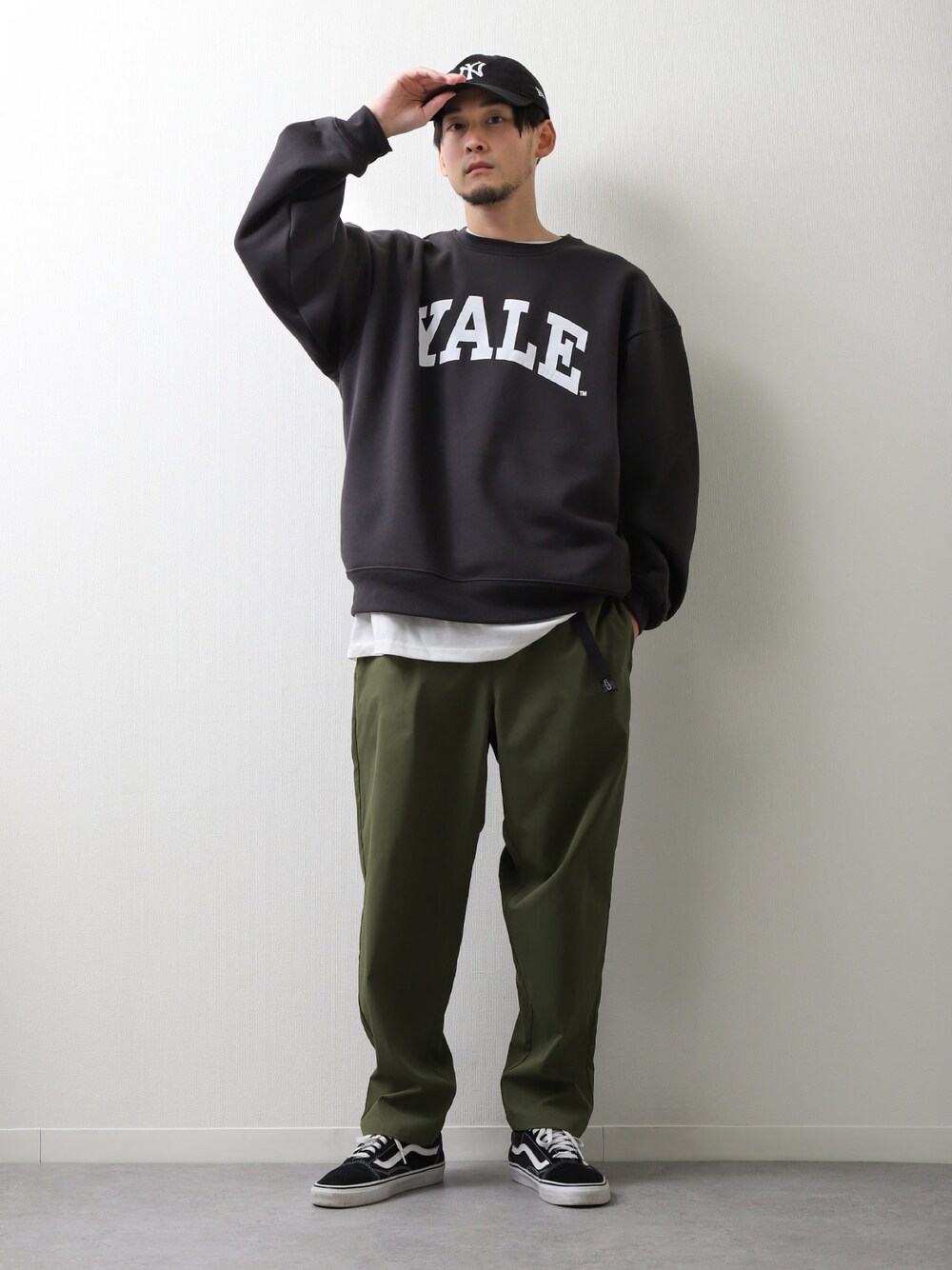 ブルー系のスウェット、グリーン系のチノパンツ、ブラック系のスニーカーを着用したメンズの春コーディネートの1枚目の写真