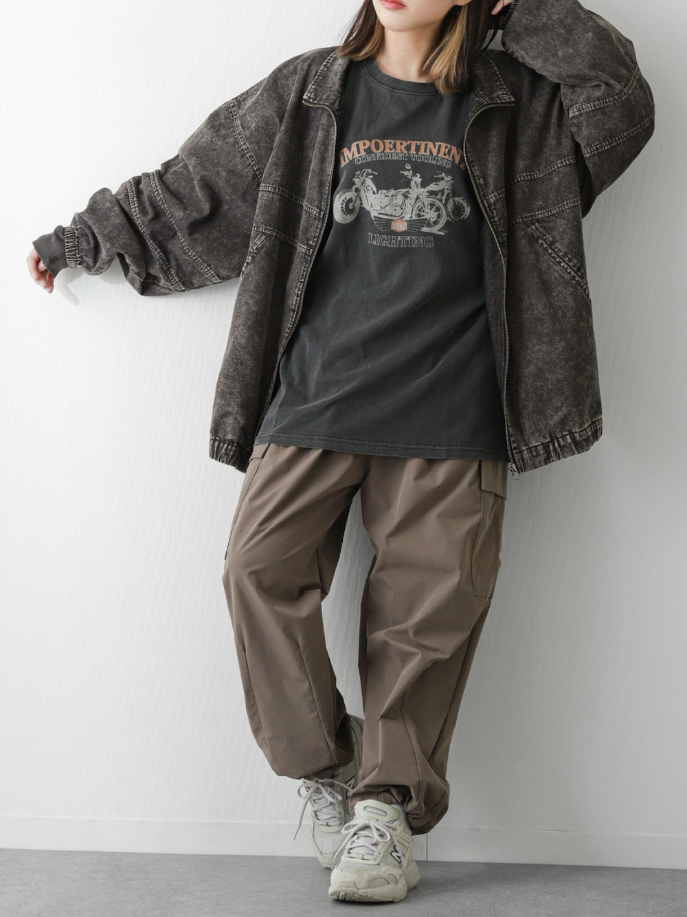 「春コーデ、春アウター、ロンT、Tシャツ、古着MIX、outfit、ootd、デニムジャケット、カーゴパンツ、スニーカー、古着、アメカジ、メンズライク、春夏コーデ、ストリート」｜「ZIP FIVEのピグメントレトログラフィックBIGロングTシャツ/長袖BIGロンT（Tシャツ/カットソー、ホワイト系）」を使った、ZIP FIVE【Official】さん（メンズ・175cm）の春コーディネートの1枚目の写真