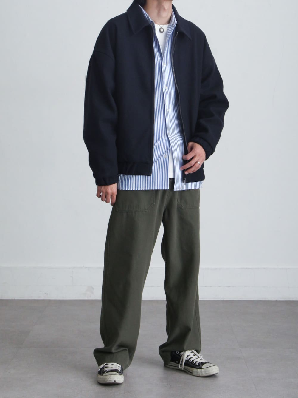 ブルー系のブルゾン、ブルー系のシャツ/ブラウス、グリーン系のカーゴパンツを着用したメンズの冬コーディネートの1枚目の写真