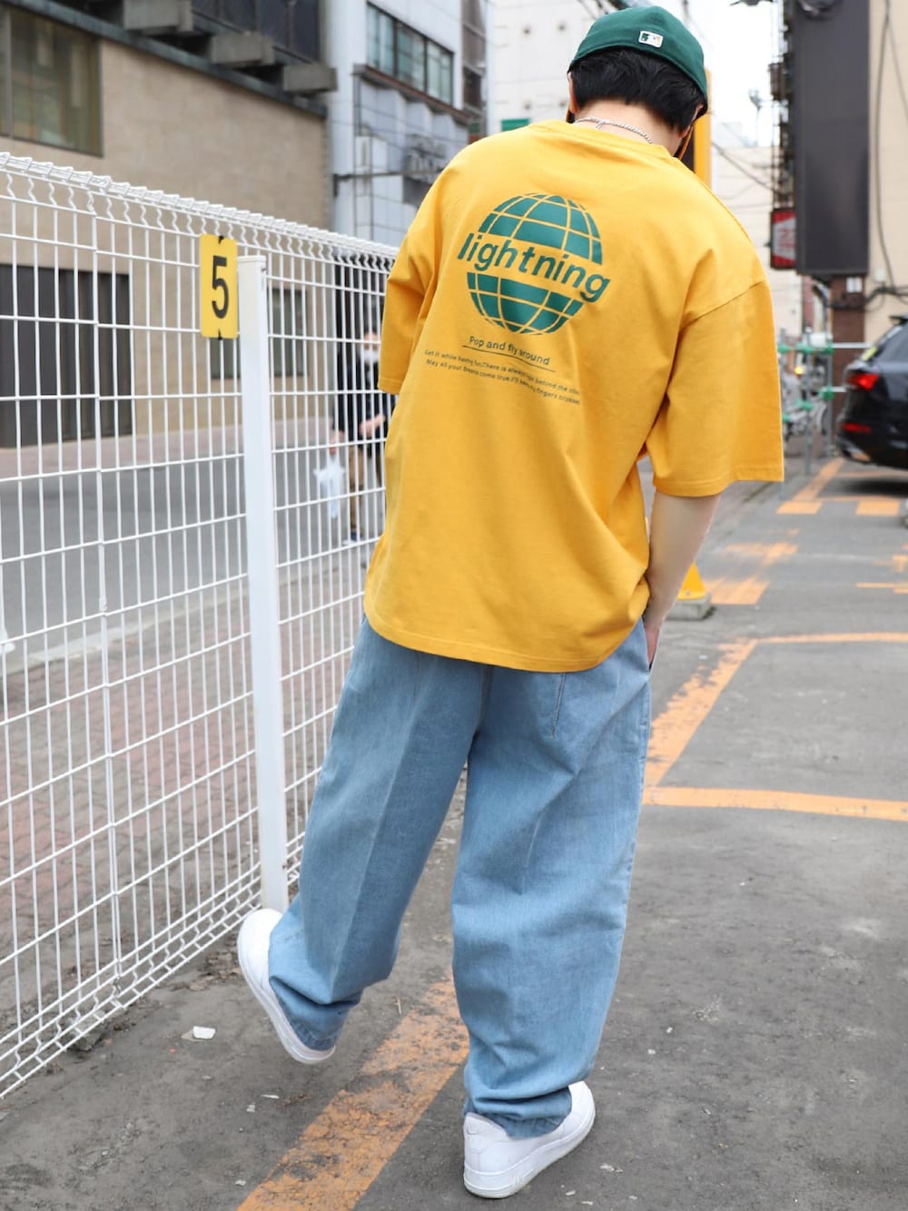 「初夏コーデ、Tシャツ、NIKE、スニーカー、イエロー、ビッグシルエット、デニム、デニムパンツ、ストリート、ニューエラ、ストリートコーデ、バックスタイル、ごきげんウィーク」｜「NEW ERAのニューエラ キャップ オーセンティック LOW PROFILE 59FIFTY MLB オンフィールド NEW ERA LP（キャップ、グリーン系）」を使った、ZIP FIVE【Official】さん（メンズ・170cm）の春コーディネートの1枚目の写真