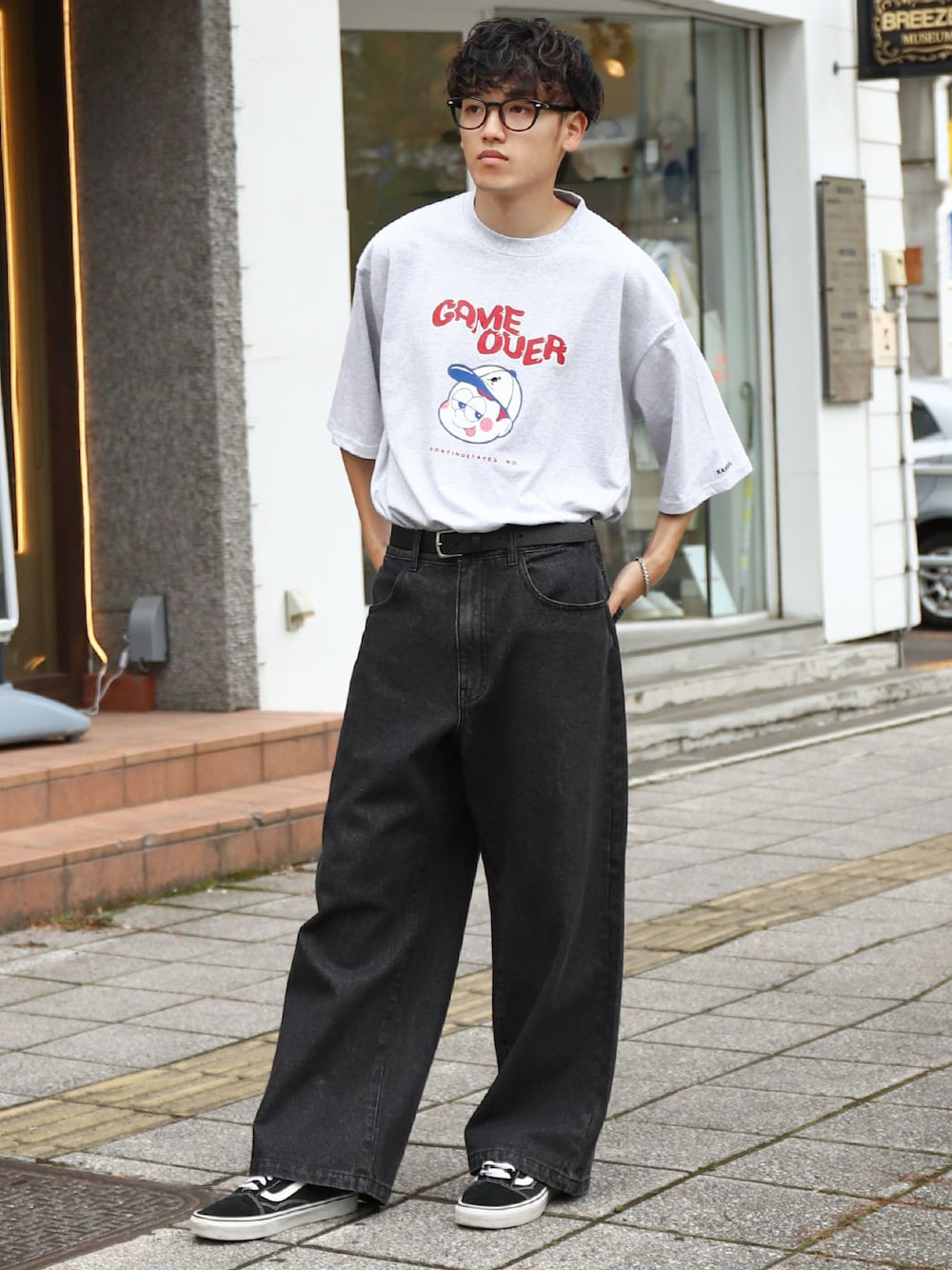 「夏コーデ、休日コーデ、おでかけコーデ、お洒落さんとつながりたい、韓国ファッション、メンズファッション、Tシャツ、デニムパンツ、ワイドパンツ、スニーカー、めがね、カラーコーデ、夏、カジュアル、ストリート」｜「KANGOLの【別注・コラボ】 【ZIP FIVE】 × 【KANGOL】 BOY ＆ GIRL 90s イラストプリント 半袖Tシャツ（Tシャツ/カットソー、ホワイト系）」を使った、ZIP FIVE【Official】さん（メンズ・170cm）の夏コーディネートの1枚目の写真