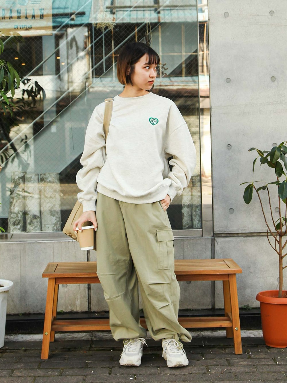 「ファッションを楽しもう、大人カジュアル、秋冬コーデ、おしゃれさんと繋がりたい、休日コーデ、カジュアルコーデ、オーバーサイズ、カーゴパンツ、スニーカーコーデ、おでかけコーデ、ストリート」｜「ZIP FIVEのビッグシルエットアソートスウェットトレーナー（スウェット、ベージュ系）」を使った、ZIP FIVE【Official】さん（レディース・163cm）の秋コーディネートの1枚目の写真
