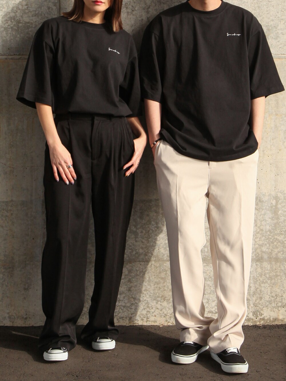 ブラック系のTシャツ/カットソー、ホワイト系のスラックス、ブラック系のスラックスを着用したレディースの夏コーディネートの1枚目の写真