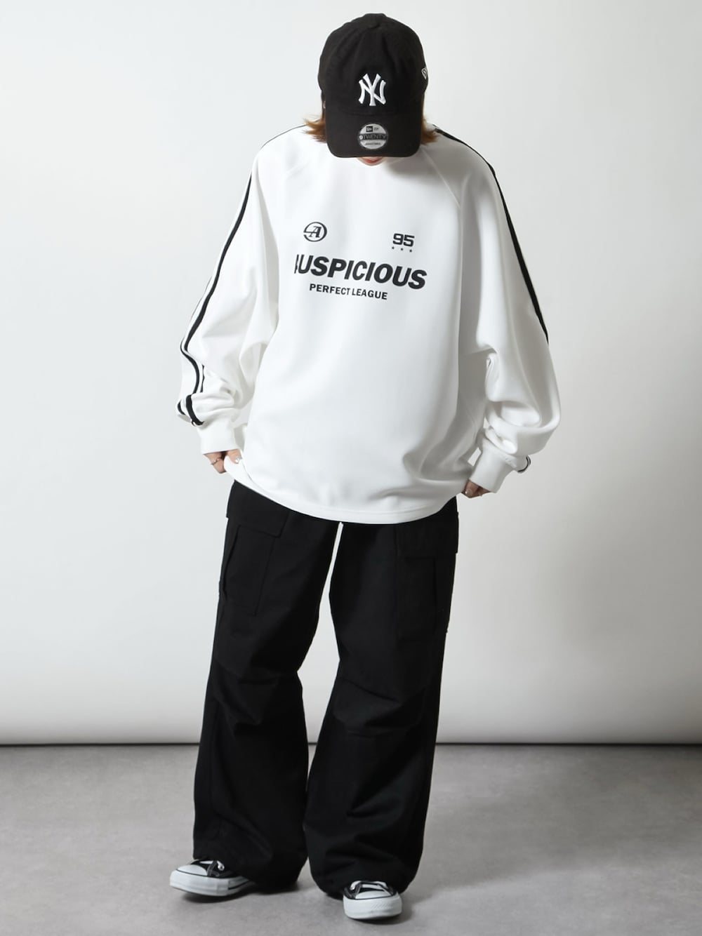 「メンズコーデ、シンプル、ゆるコーデ、スウェット、メンズライク、ロゴスウェット、スポーツミックス、ootd、outfit、休日スタイル、キャップ、スニーカー、春コーデ、ワイドパンツ、韓国ファッション」｜「ZIP FIVEの袖サイドライン ゲームシャツプルオーバー/カットソー/ロンT（Tシャツ/カットソー、ホワイト系）」を使った、ZIP FIVE【Official】さん（レディース・162cm）の春コーディネートの1枚目の写真