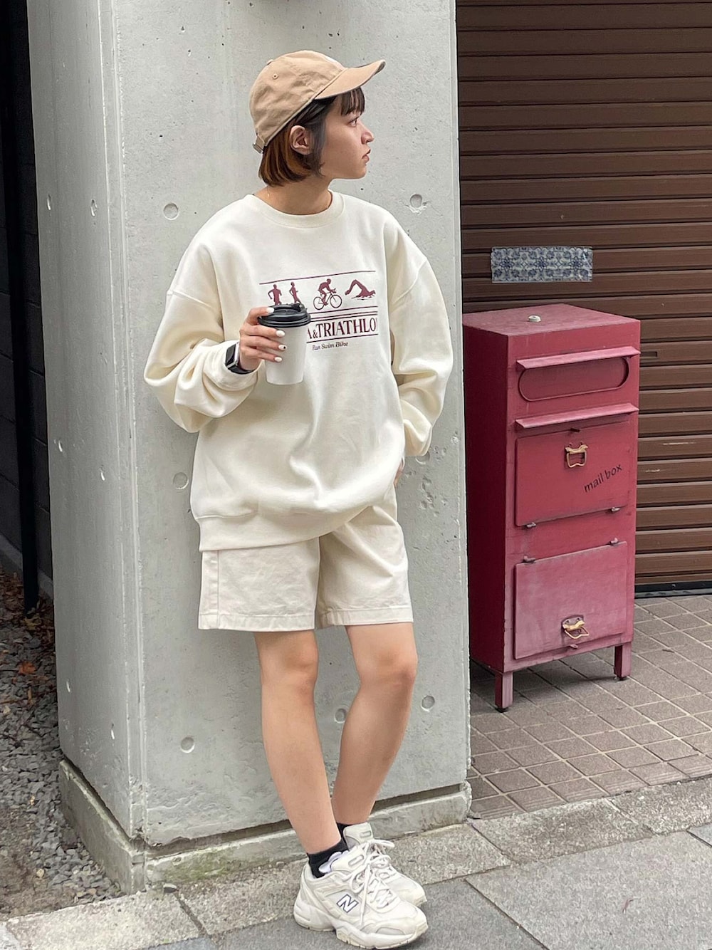 ホワイト系のスウェット、ホワイト系のその他パンツ、ベージュ系のスニーカーを着用したレディースの秋コーディネートの1枚目の写真