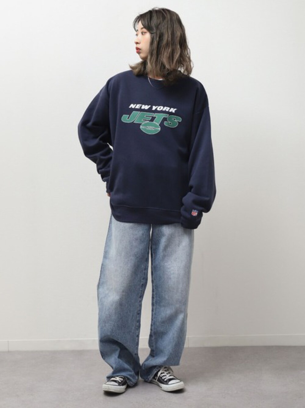 ブルー系のスウェット、ブラック系のスニーカーを着用したレディースの冬コーディネートの1枚目の写真