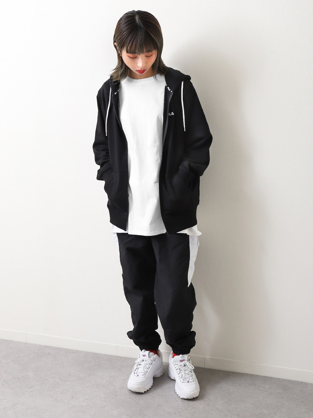 ブラック系のパーカー、ホワイト系のTシャツ/カットソー、ブラック系のその他パンツを着用したレディースの冬コーディネートの1枚目の写真