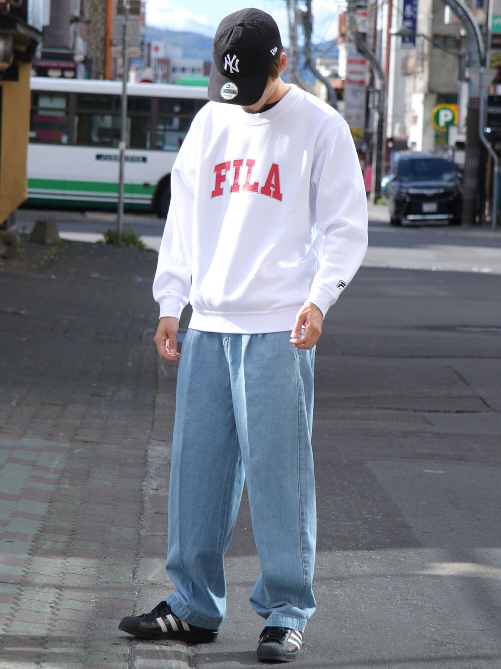 「だから秋服が好き、秋のコーデ、シンプルスタイル、ストリートコーデ、スケータースタイル、ストリート、スニーカー、スニーカーコーデ、シンプル、FILA、秋トレンド2021、休日スタイル」｜「FILAの【FILA】 カレッジロゴトレーナー【ユニセックス】（スウェット、ホワイト系）」を使った、ZIP FIVE【Official】さん（メンズ・172cm）の秋コーディネートの1枚目の写真