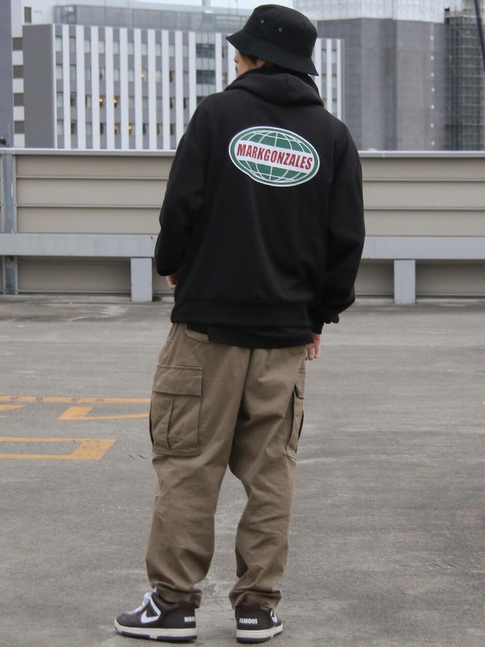 「だから秋服が好き、マークゴンザレス、カーゴパンツ、スニーカーコーデ、ストリート、ストリートコーデ、カーキ、パーカー、カジュアル、ブラウン、秋のコーデ」｜「ZIP FIVEの撥水高密度ウォータープルーフバケットハット（ハット、ブラック系）」を使った、ZIP FIVE【Official】さん（メンズ・172cm）の秋コーディネートの1枚目の写真