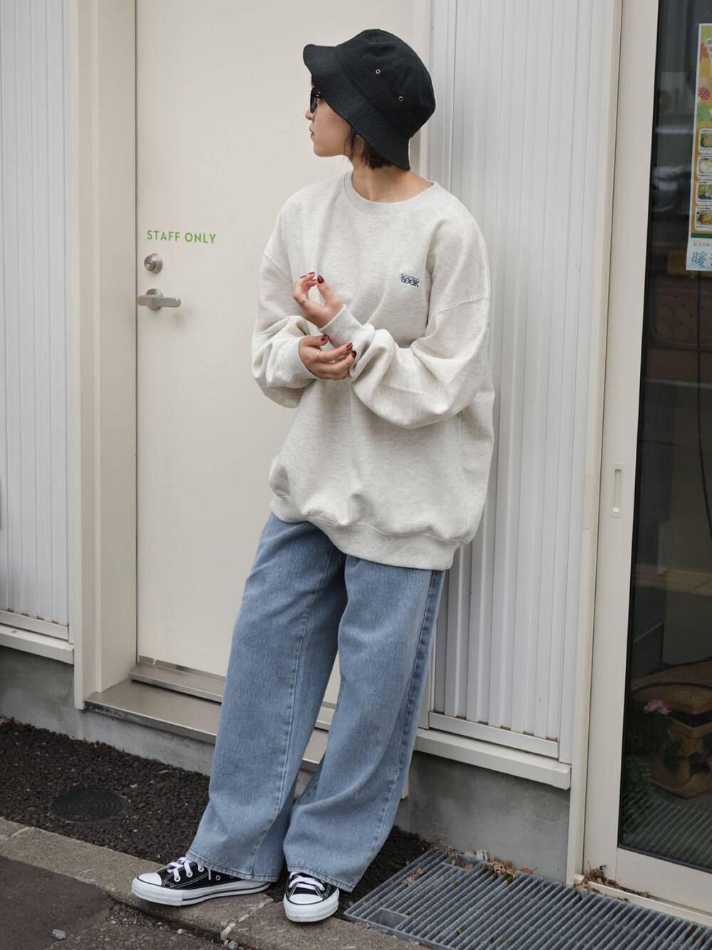 「ファッションを楽しもう、秋冬コーデ、バケットハット、デニム、デニムパンツ、スウェット、コンバース、カジュアルコーデ、秋服コーデ、スウェットコーデ」｜「ZIP FIVEの撥水高密度ウォータープルーフバケットハット（ハット、ブラック系）」を使った、ZIP FIVE【Official】さん（レディース・163cm）の秋コーディネートの1枚目の写真