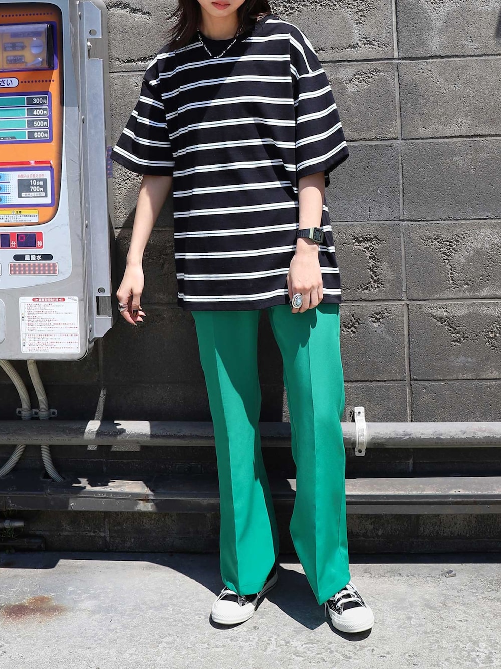 ブラック系のTシャツ/カットソー、グリーン系のスラックス、ブラック系のスニーカーを着用したレディースの夏コーディネートの1枚目の写真