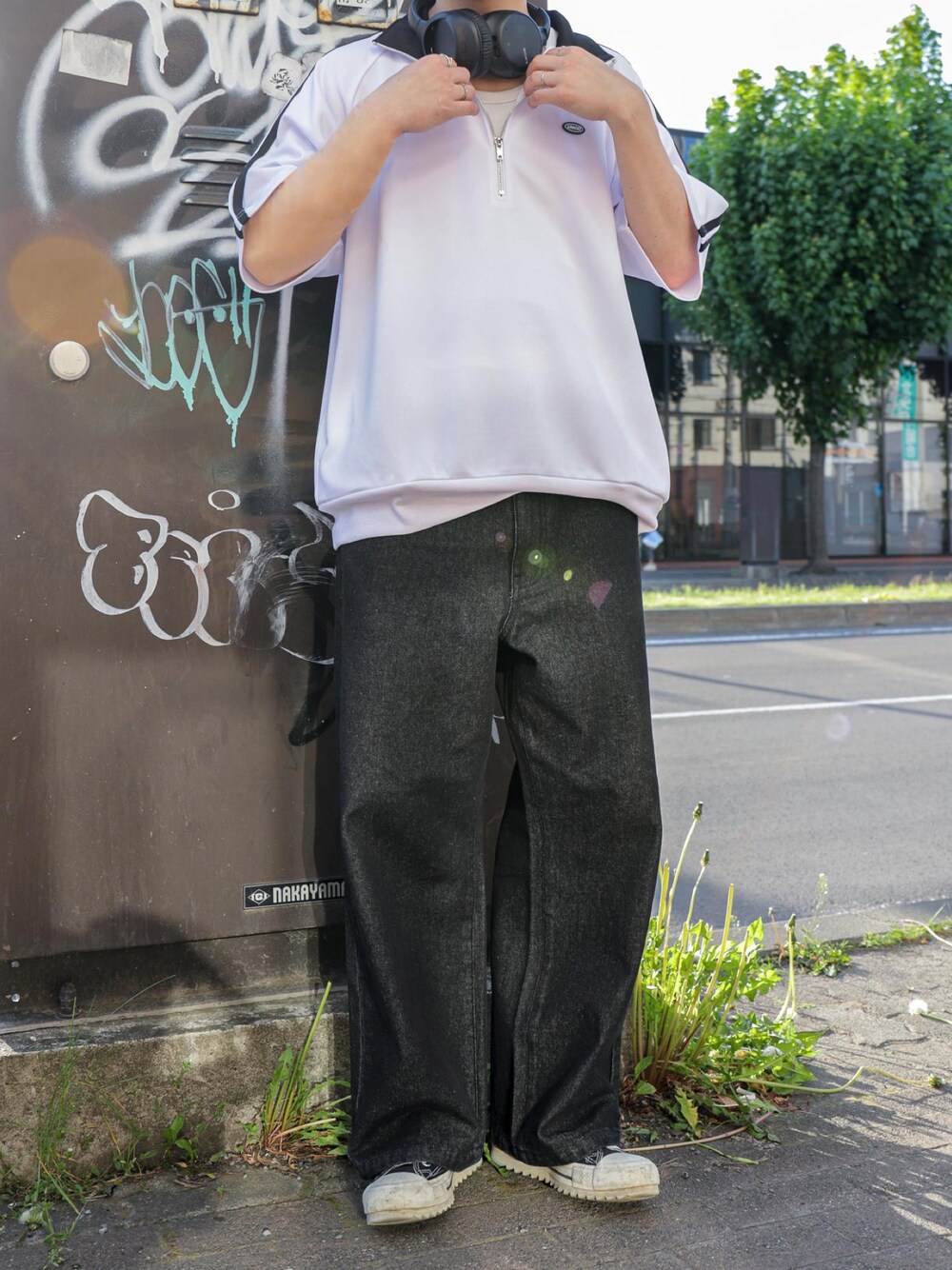 ホワイト系のTシャツ/カットソー、ブラック系のデニムパンツ、ブラック系のスニーカーを着用したメンズの夏コーディネートの1枚目の写真