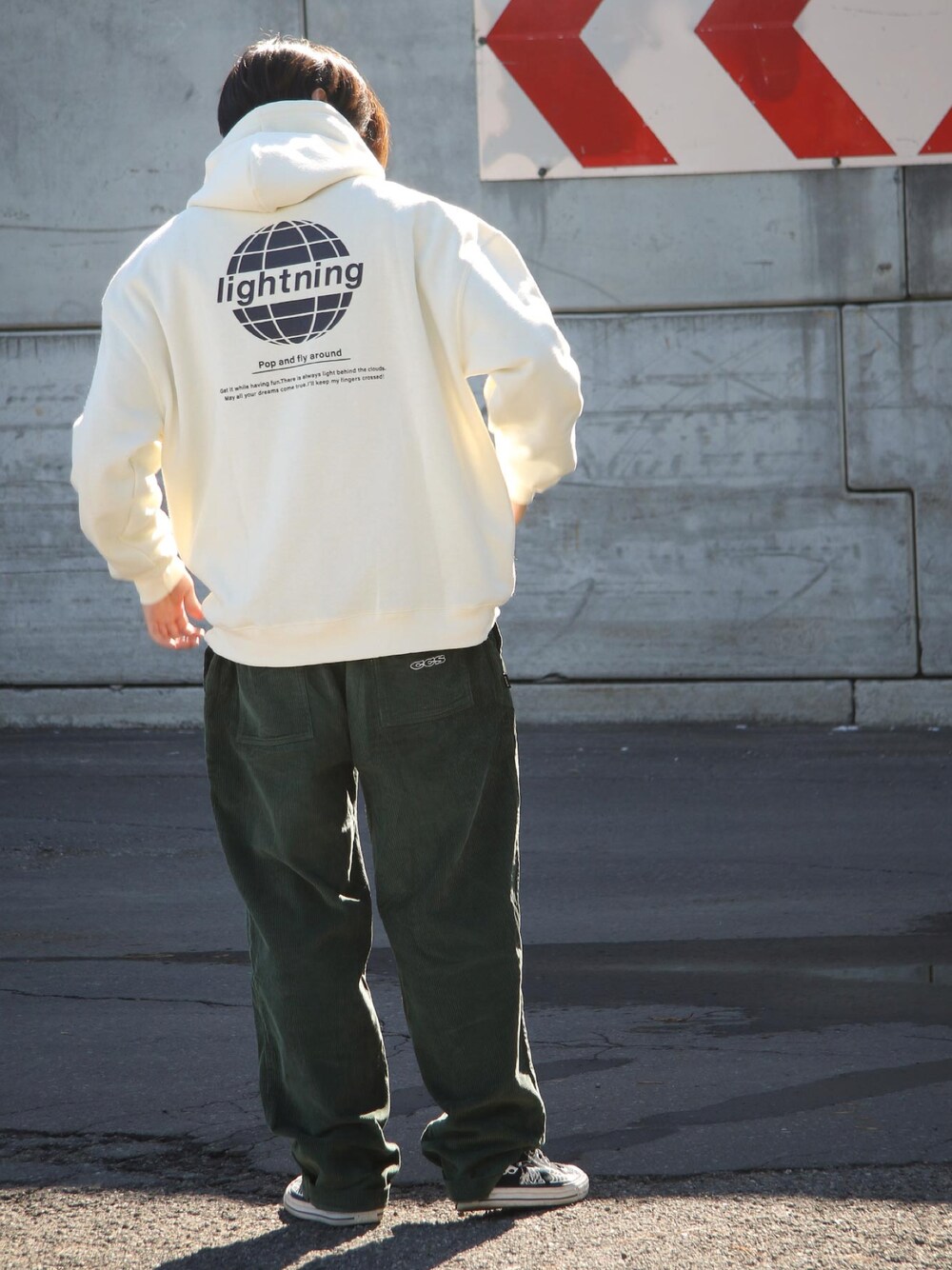 ホワイト系のパーカーを着用したメンズの冬コーディネートの1枚目の写真