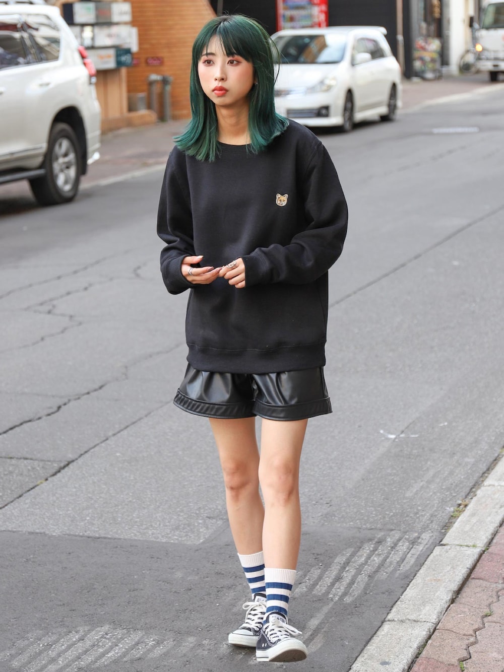 「きつね、スウェット、ブラック、レザーパンツ、スカート、コンバース、スニーカー、秋コーデ、シンプル、シンプルコーデ、プチプラ、休日スタイル、カジュアル、お洒落さんとつながりたい、いいね、save、フォローお願いします🤑」｜「ZIP FIVEの【肉厚】アソートスウェットトレーナー　無地/クマ刺繍/キタキツネ刺繍/左胸英字刺繍【レギュラーサイズ】【ユニセックス】（スウェット、ブラック系）」を使った、ZIP FIVE【Official】さん（レディース・163cm）の秋コーディネートの1枚目の写真