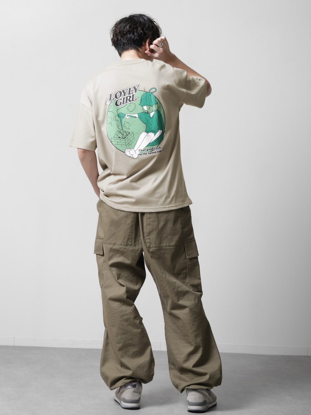 「淡色コーデ、休日スタイル、スニーカーコーデ、お出かけコーデ、春夏コーデ、夏コーデ、Tシャツ、バックプリント、カーゴパンツ、ストリート、ストリートコーデ、ootd、outfit、カジュアル、カジュアルコーデ」｜「ZIP FIVEのサウナガールTシャツ（サウナハット付）（Tシャツ/カットソー、ベージュ系）」を使った、ZIP FIVE【Official】さん（メンズ・175cm）の春コーディネートの1枚目の写真