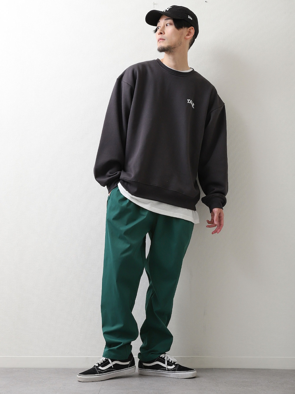 「キャップ、NEW ERA、スウェット、ブラック、カラーパンツ、スケータースタイル、グリーン、VANS、オールドスクール、ストリート、春コーデ、春」｜「NEW ERAのニューエラ キャップ サイズ調整 9FORTY NEW ERA（キャップ、ブルー系）」を使った、ZIP FIVE【Official】さん（メンズ・177cm）の冬コーディネートの1枚目の写真