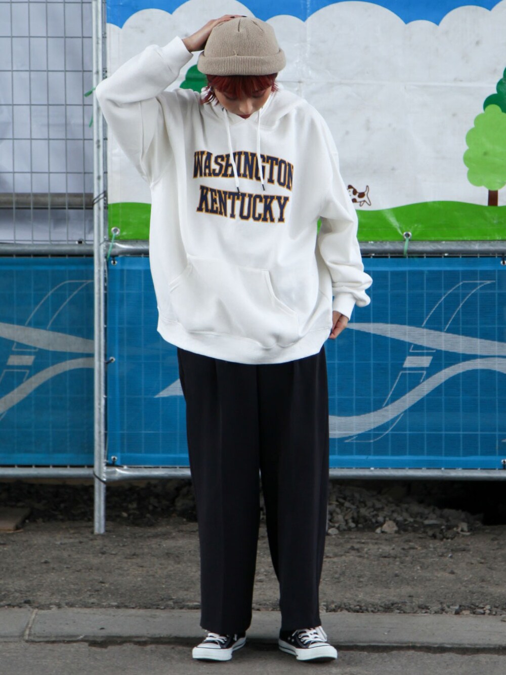 「ストリート、ストリートコーデ、秋冬コーデ、シンプル、大人カジュアル、おしゃれさんと繋がりたい、学生、パーカー、ストリート女子、ビッグシルエット、スニーカー」｜「ZIP FIVEの【肉厚】 裏起毛ビッグシルエットカレッジパーカー【ユニセックス】（パーカー、ホワイト系）」を使った、ZIP FIVE【Official】さん（レディース・164cm）の秋コーディネートの1枚目の写真