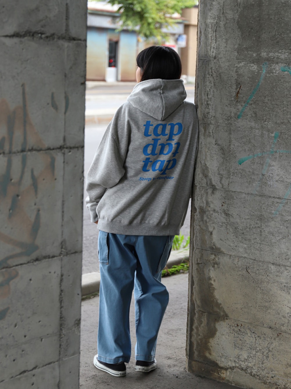 「パーカー、デニム、カーゴパンツ、コンバース、スニーカー、グレー、オーバーサイズ、メンズライク、シンプルコーデ、シンプル、ストリートコーデ、ストリート」｜「ZIP FIVEの【肉厚】 ビッグシルエットパーカー  無地/バックロゴプリント/オーバルプリント/ベースボールロゴサガラ刺繍【ユニセックス】（パーカー、グレー系）」を使った、ZIP FIVE【Official】さん（レディース・163cm）の秋コーディネートの1枚目の写真