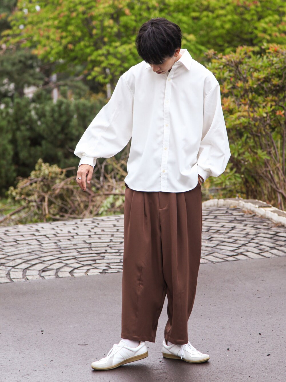 ホワイト系のシャツ/ブラウス、ホワイト系のスニーカーを着用したメンズの秋コーディネートの1枚目の写真