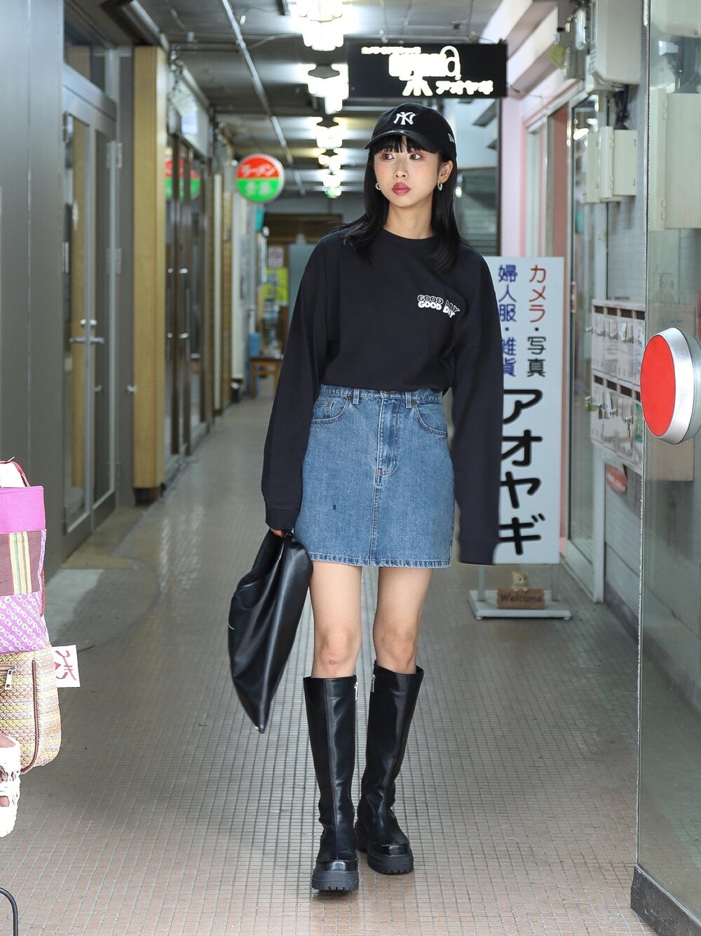 ブラック系のTシャツ/カットソー、ブルー系のキャップを着用したレディースの夏コーディネートの1枚目の写真