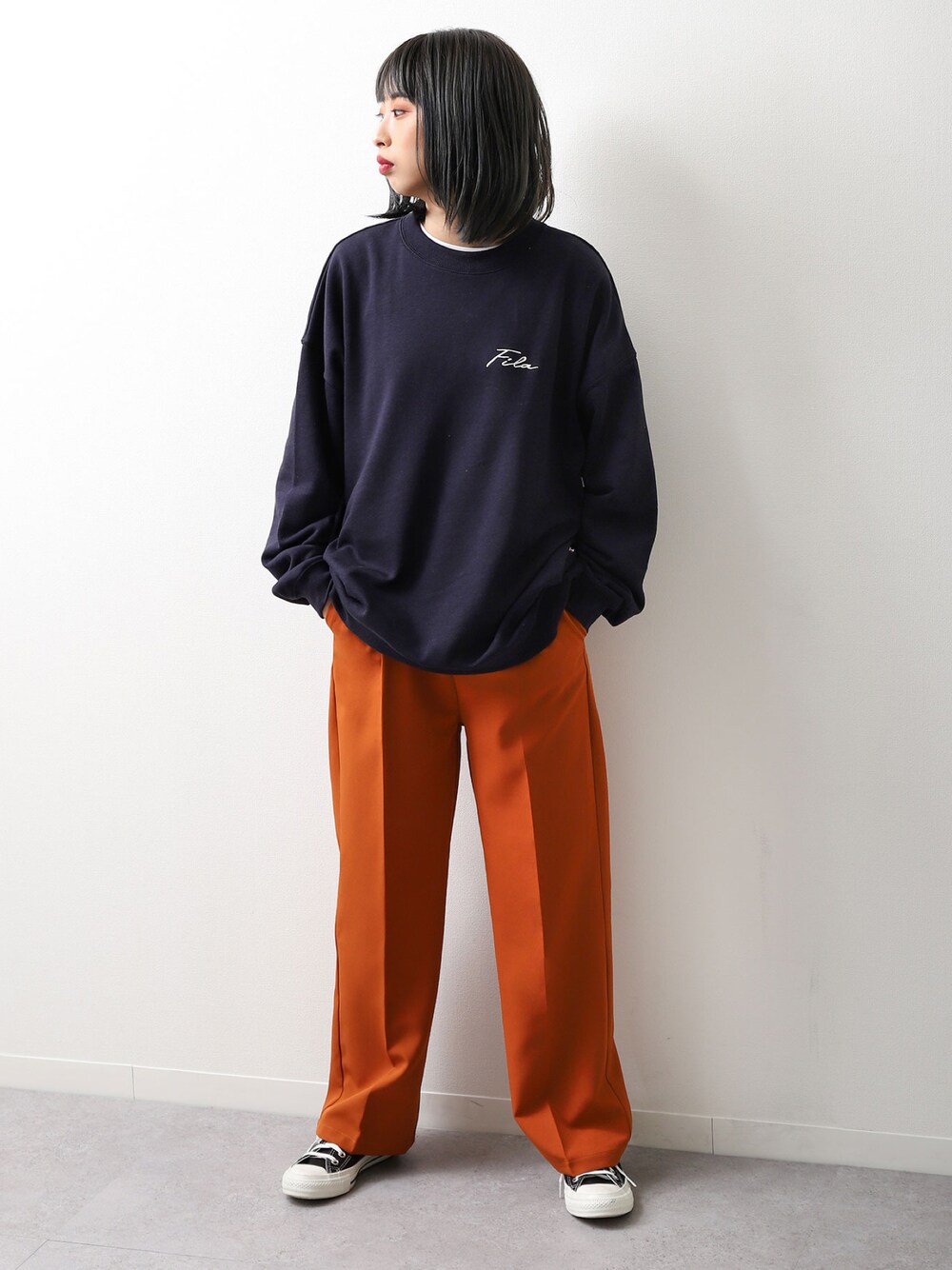「カジュアルコーデ、春カラー、オレンジ、ネイビー、コンバース、スニーカー、FILA、パンツスタイル、オーバーサイズ、淡色コーデ、プチプラコーデ、フレアパンツ」｜「FILAの【WEB限定】【FILA】ワンポイント刺繍ユニセックスビッグシルエットトレーナー【ユニセックス】【別注】（スウェット、ブルー系）」を使った、ZIP FIVE【Official】さん（レディース・162cm）の冬コーディネートの1枚目の写真