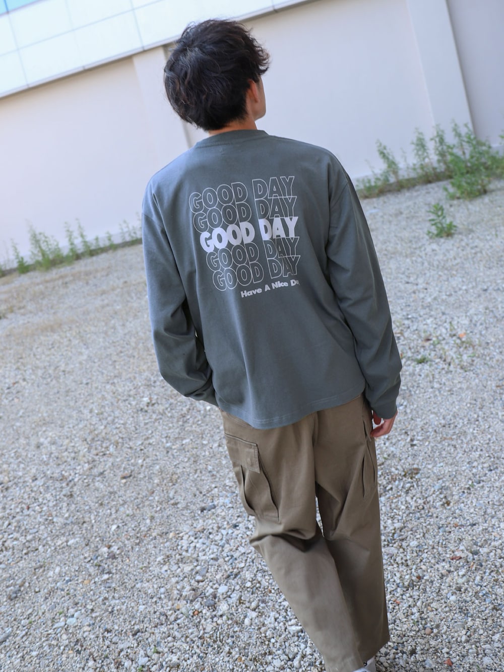 「秋のコーデ、秋服準備はじめました、ロンT、カーゴパンツ、ワイドパンツ、チャコール、チャコールグレー、パンツコーデ、秋先取りコーデ、着回しコーデ、長袖、長袖Tシャツ」｜「ZIP FIVEの【GOOD DAY】7.7oz ルーズシルエット L/S T-SHIRT ヘビーウェイト ロゴプリント ロンT【2022AW】（Tシャツ/カットソー、グレー系）」を使った、ZIP FIVE【Official】さん（メンズ・178cm）の夏コーディネートの1枚目の写真