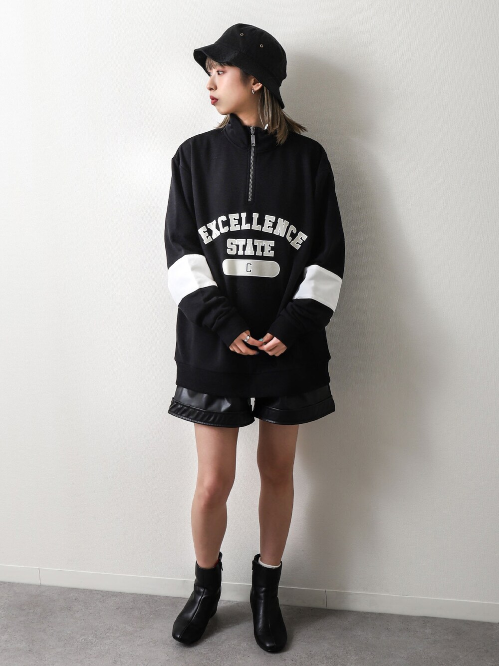 「バケットハット、ブラック、ブラックコーデ、ワントーンコーデ、ハーフジップ、ショートパンツ、ブーツ、プチプラコーデ、休日コーデ、いいね、save、フォローお願いします🤑」｜「ZIP FIVEの撥水高密度ウォータープルーフバケットハット（ハット、ブラック系）」を使った、ZIP FIVE【Official】さん（レディース・162cm）の春コーディネートの1枚目の写真