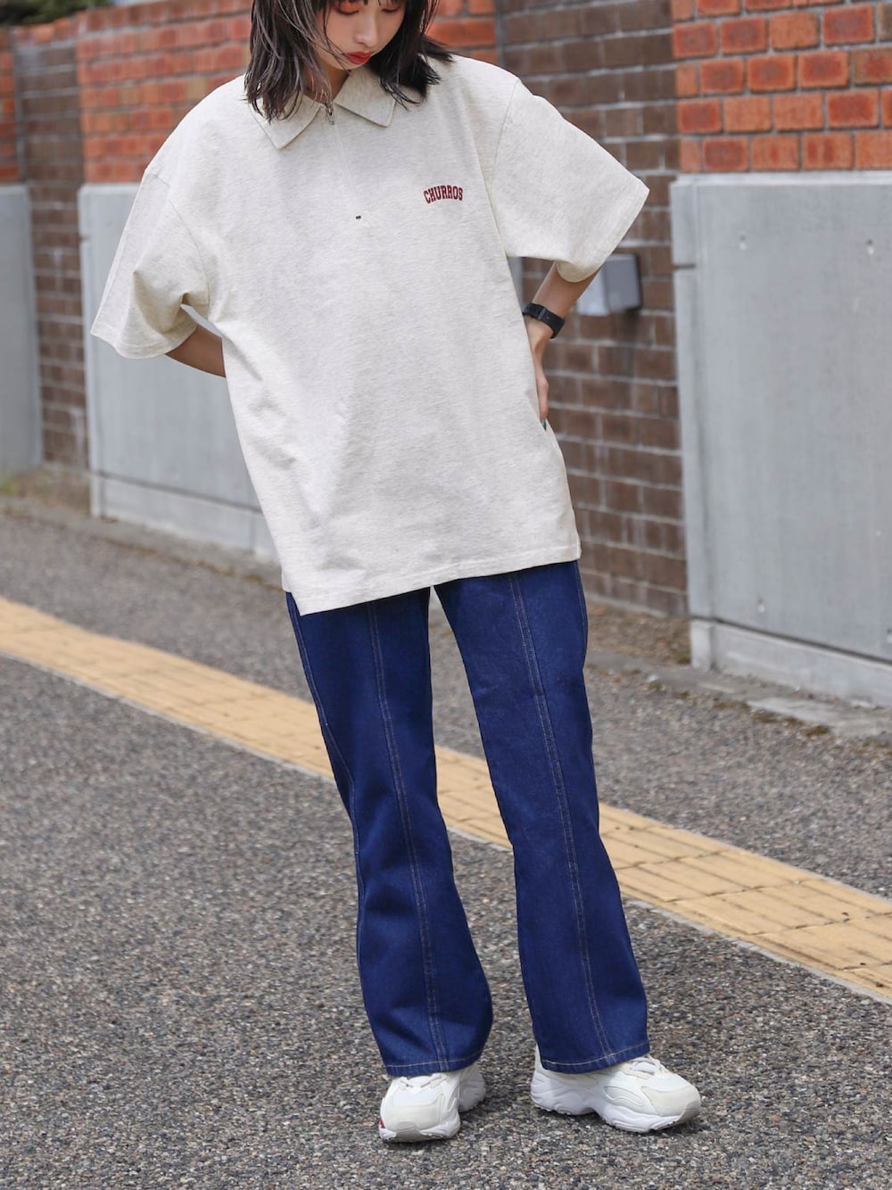 ベージュ系のポロシャツ、ブルー系のデニムパンツ、ベージュ系のスニーカーを着用したレディースの夏コーディネートの1枚目の写真