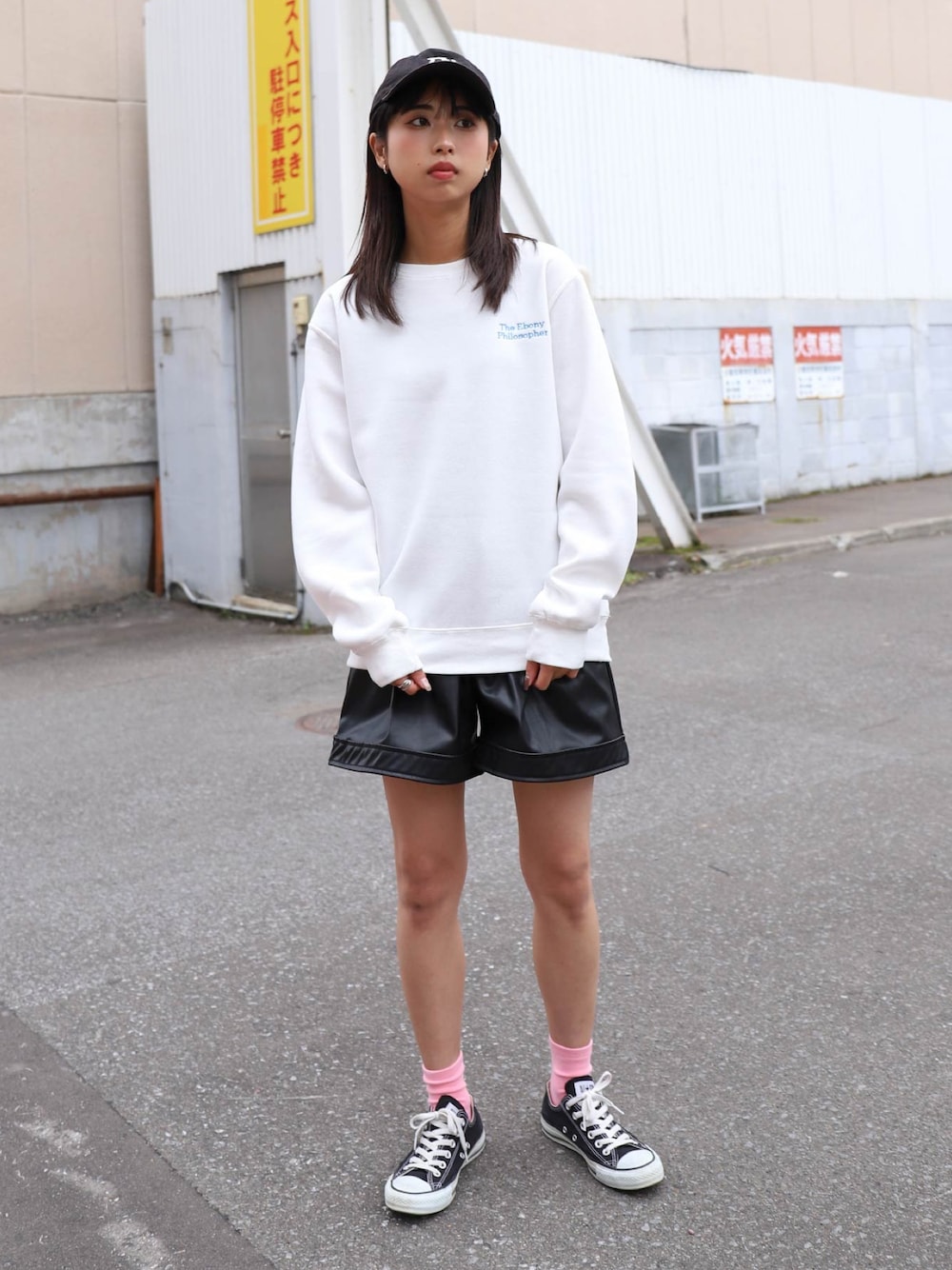 「キャップ、シンプルコーデ、ビッグシルエット、オーバーサイズ、秋冬コーデ、スウェット、レザー、スニーカー、ニューエラ、コンバース、休日スタイル、カジュアルコーデ、今日のコーデ、着回しコーデ、ootd」｜「NEW ERAのニューエラ キャップ サイズ調整 9FORTY NEW ERA（キャップ、ブルー系）」を使った、ZIP FIVE【Official】さん（レディース・163cm）の秋コーディネートの1枚目の写真