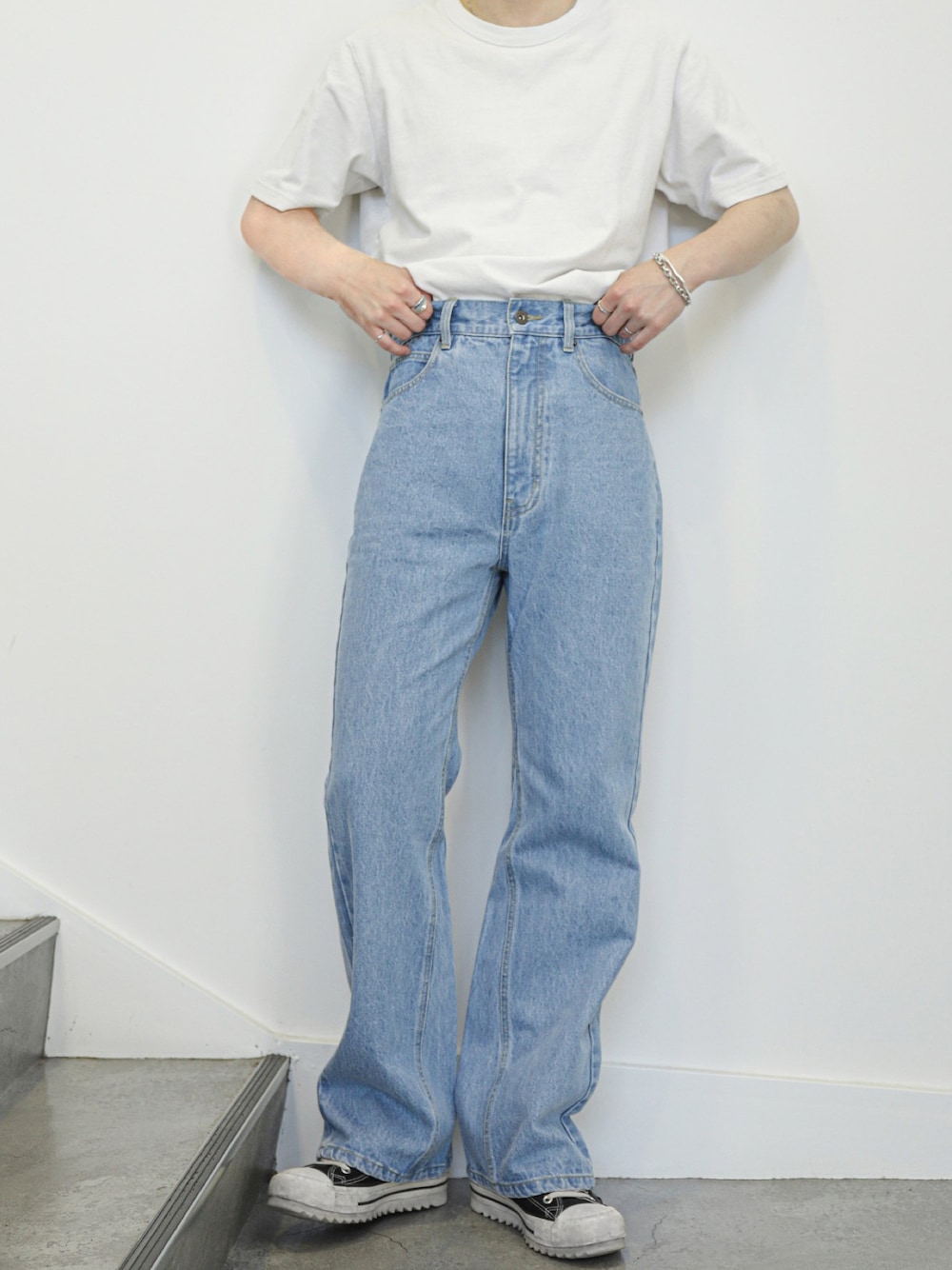 ホワイト系のTシャツ/カットソー、ブルー系のデニムパンツ、ブラック系のスニーカーを着用したメンズの夏コーディネートの1枚目の写真