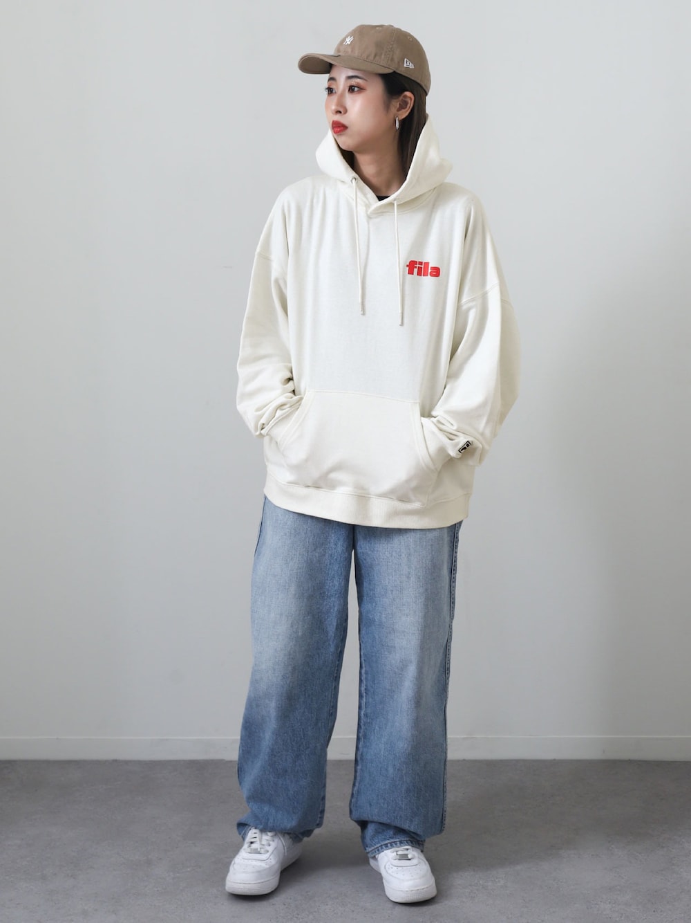 「メンズライク、キャップ、パーカー、ホワイト、デニム、ワイドパンツ、エアフォースワン、スニーカー、ニューエラ、お洒落さんとつながりたい、ビッグシルエット、低身長コーデ、いいね、save、フォローお願いします🤑」｜「NEW ERAのオンスポッツ別注 ニューエラ キャップ 9THIRTY NEW ERA（キャップ、ベージュ系）」を使った、ZIP FIVE【Official】さん（レディース・163cm）の冬コーディネートの1枚目の写真