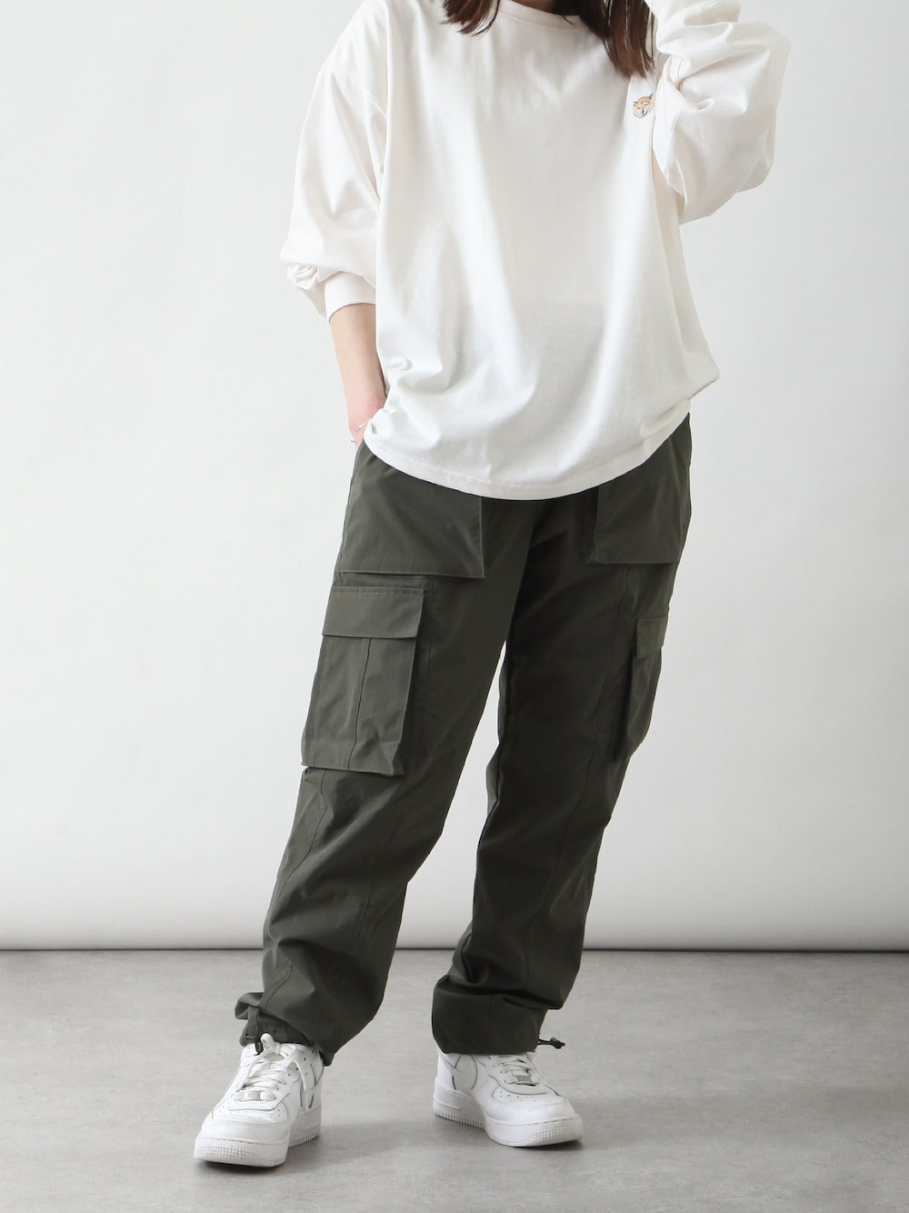「スニーカー、エアフォースワン、ロンT、ホワイト、カーゴパンツ、白スニーカー、休日コーデ、春コーデ、春、春服デビュー宣言、シンプル、オーバーサイズ、春服、カーキ」｜「ZIP FIVEのアニマルワンポイントオーバーサイズ刺繍長袖ロンTシャツ/ネコ・猫 /柴イヌ・柴犬（Tシャツ/カットソー、ホワイト系）」を使った、ZIP FIVE【Official】さん（レディース・162cm）の春コーディネートの1枚目の写真