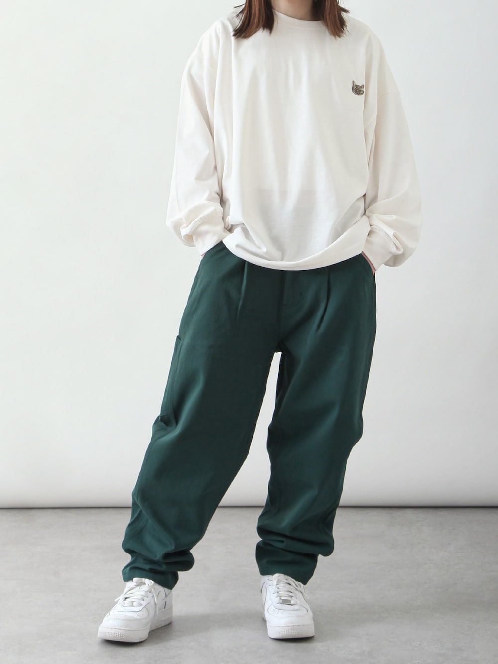 「春、ロンT、休日スタイル、大人カジュアル、ゆるコーデ、グリーン、ホワイトコーデ、ホワイトＴシャツ、スニーカー、エアフォース、春服みてみて」｜「ZIP FIVEのアニマルワンポイントオーバーサイズ刺繍長袖ロンTシャツ/ネコ・猫 /柴イヌ・柴犬（Tシャツ/カットソー、ホワイト系）」を使った、ZIP FIVE【Official】さん（レディース・162cm）の春コーディネートの1枚目の写真