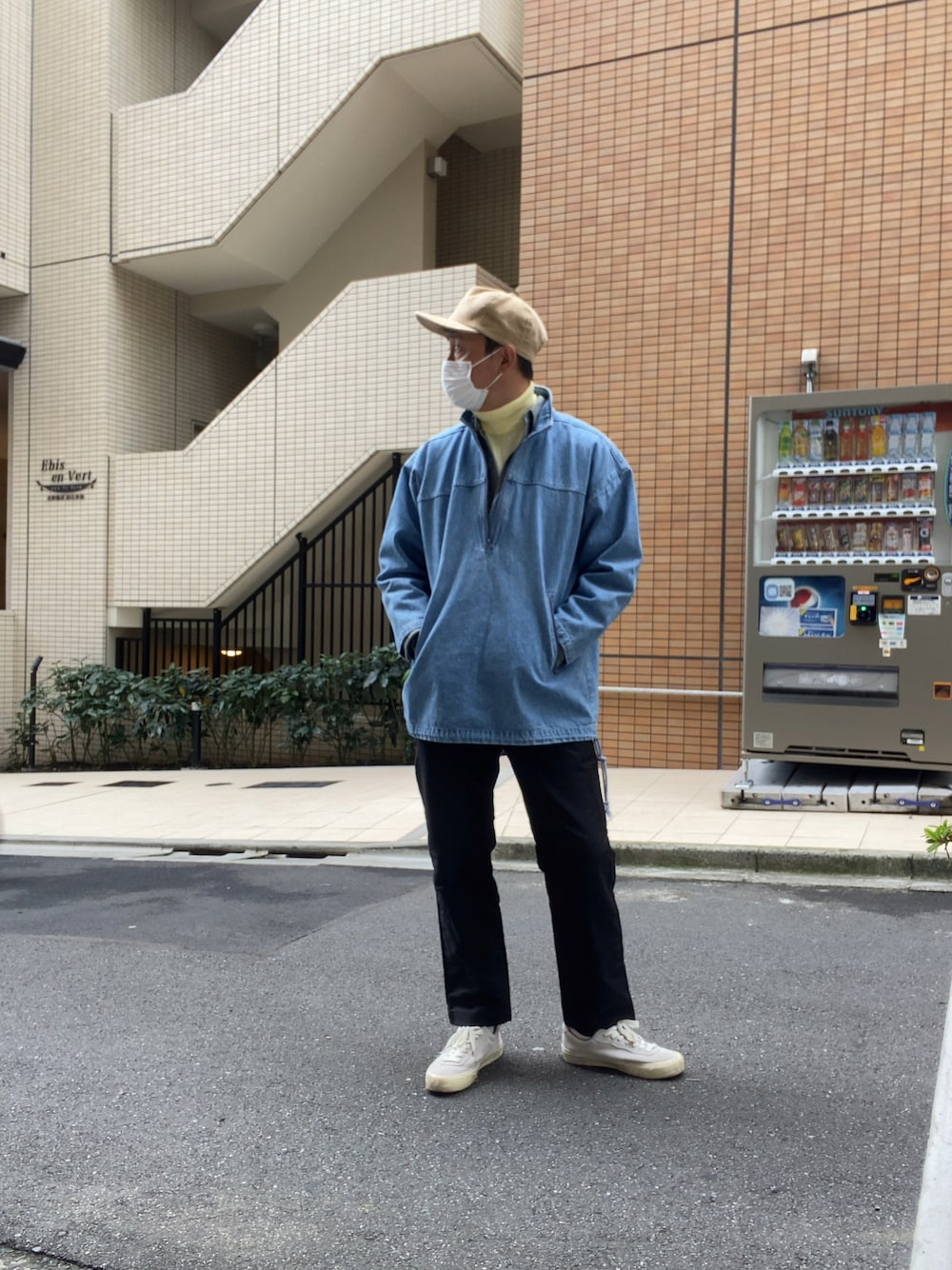 「秋コーデ、おしゃれさんと繋がりたい、大人カジュアル、デニム、秋服、白スニーカー、アメカジ、コーデュロイ」｜「FUJITOのアイテム（パンツ、ブラック系）」を使った、manpou1984さん（メンズ・175cm）の秋コーディネートの1枚目の写真