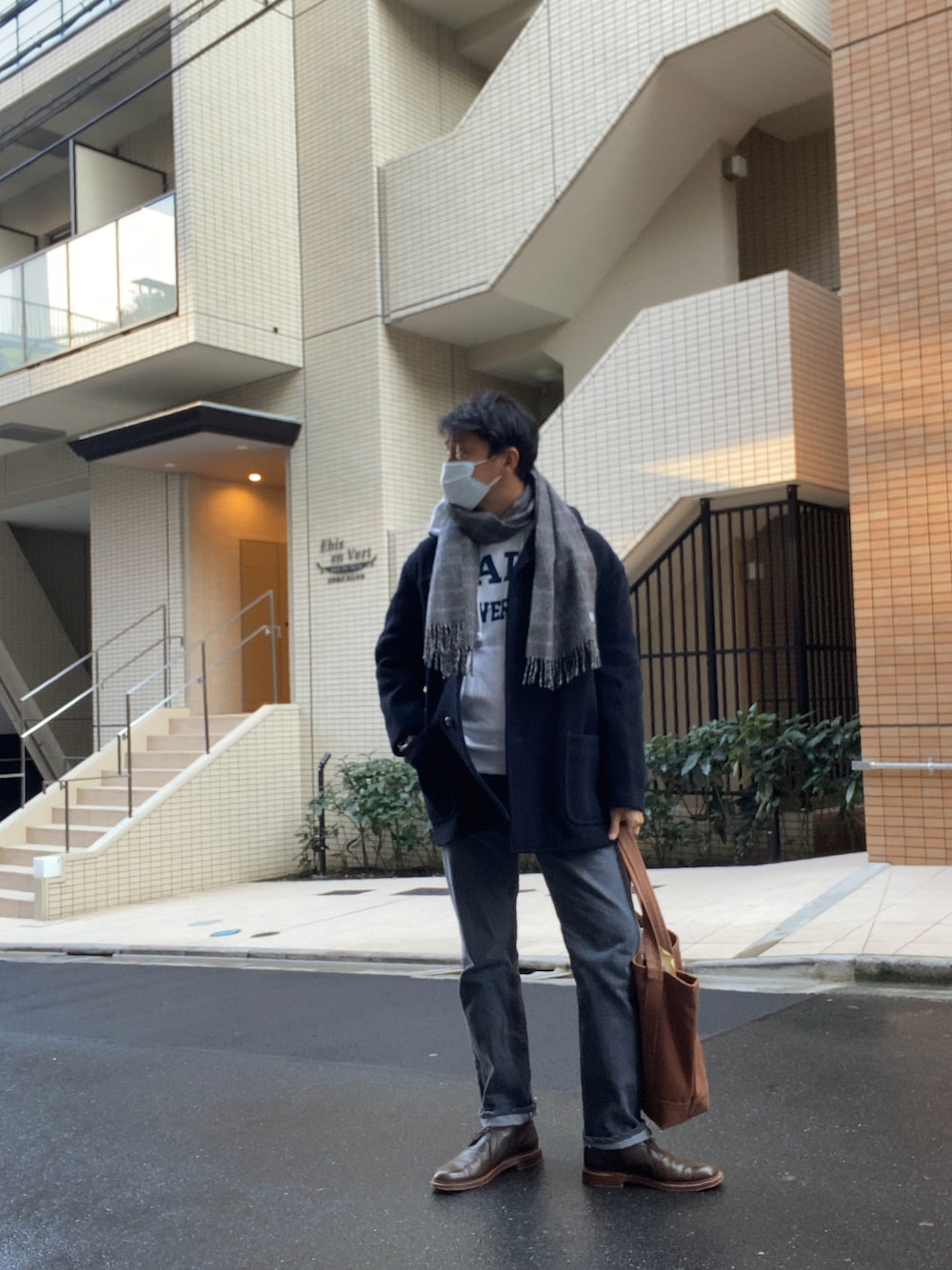 「シンプルコーデ、冬コーデ、私の推しブランド、ブラウン、デニム、カジュアルコーデ、古着、チャッカブーツ」｜「ALDENのアイテム（ローファー、ブラック系）」を使った、manpou1984さん（メンズ・175cm）の冬コーディネートの1枚目の写真