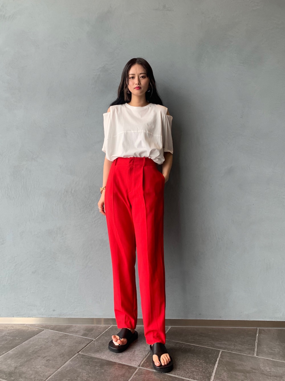「夏コーデ、今日のコーデ、カラーパンツ、赤パンツ、シンプルコーデ、キレイめカジュアル、初夏コーデ、サンダル、Tシャツ、大人コーデ」｜「Lui'sのカラーセンタープレスパンツ（スラックス、レッド系）」を使った、Mikiさん（レディース・158cm）の夏コーディネートの1枚目の写真