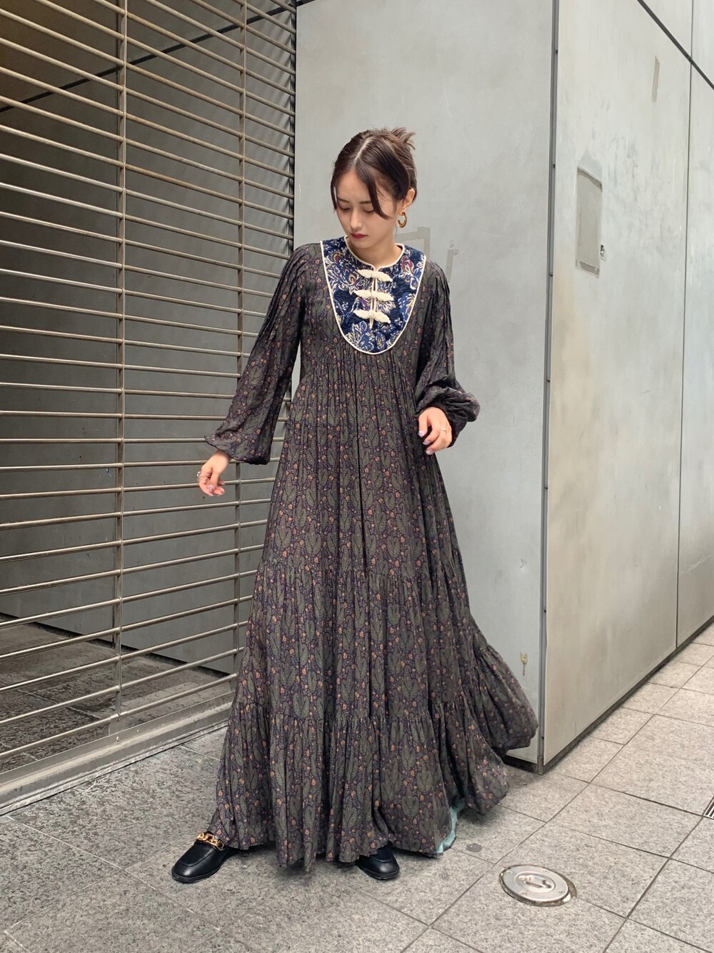 「秋のコーデ、大人カジュアル、ラブアンドピース2021、ワンピース、秋トレンド2021、秋冬コーデ、ローファー、花柄、モード、低身長」｜「Lui'sのチェーンローファー（その他シューズ、ブラック系）」を使った、Mikiさん（レディース・158cm）の秋コーディネートの1枚目の写真